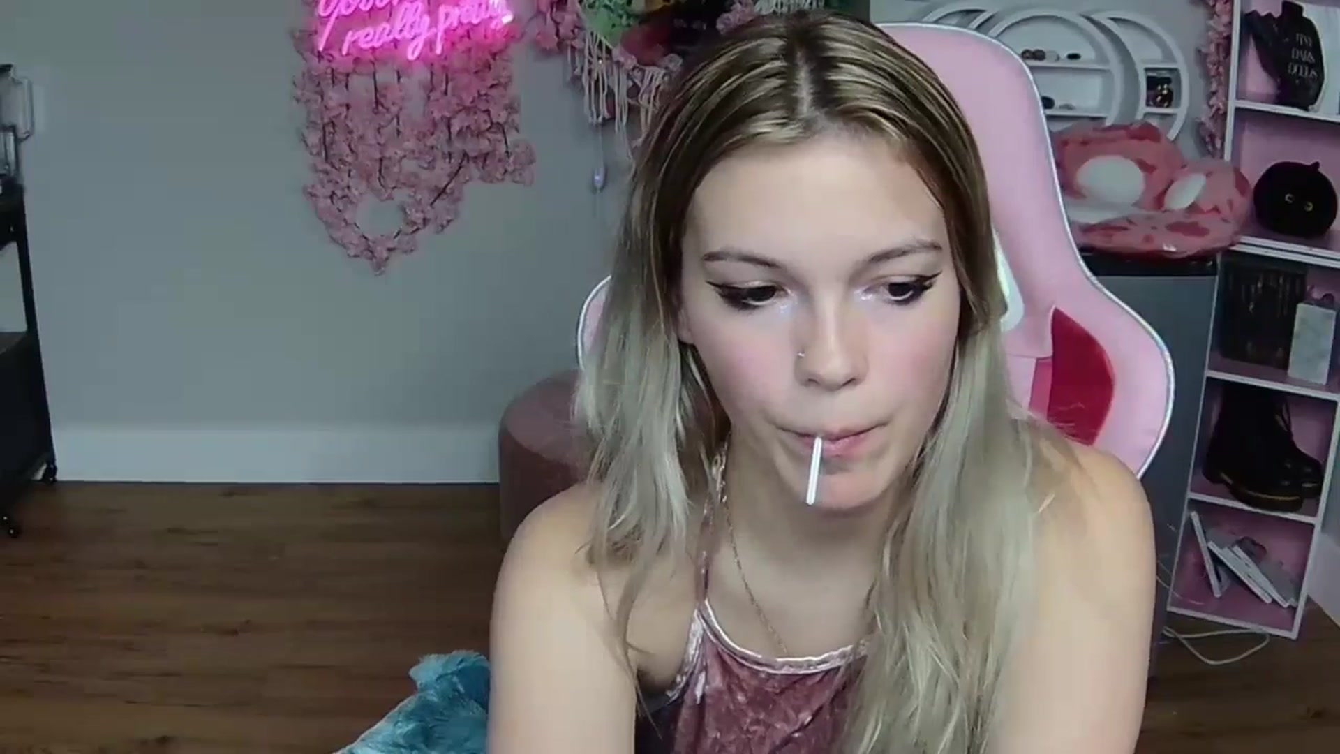 Gallery image thumbnail from Sarahsweets18's myfreecams stream on, 06/01/2024, 08:18 image 16 of 20