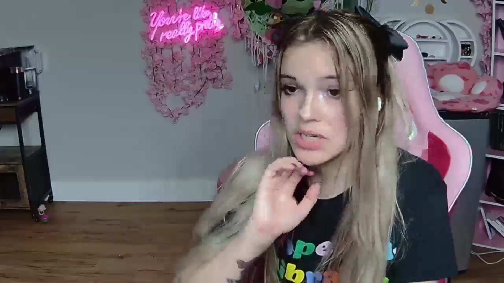Gallery image thumbnail from Sarahsweets18's myfreecams stream on, 06/02/2024, 03:25 image 19 of 20