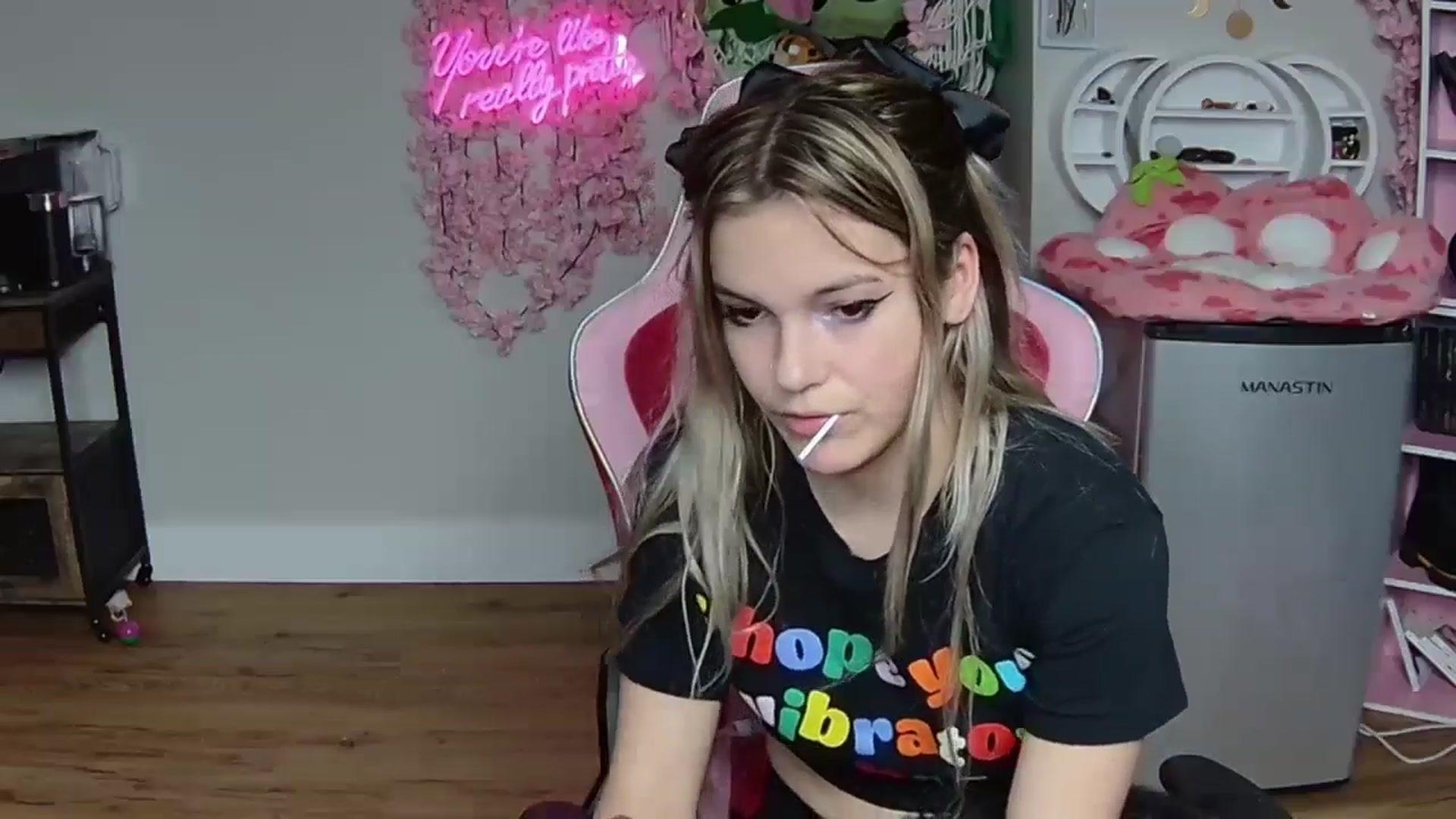 Gallery image thumbnail from Sarahsweets18's myfreecams stream on, 06/02/2024, 03:25 image 14 of 20