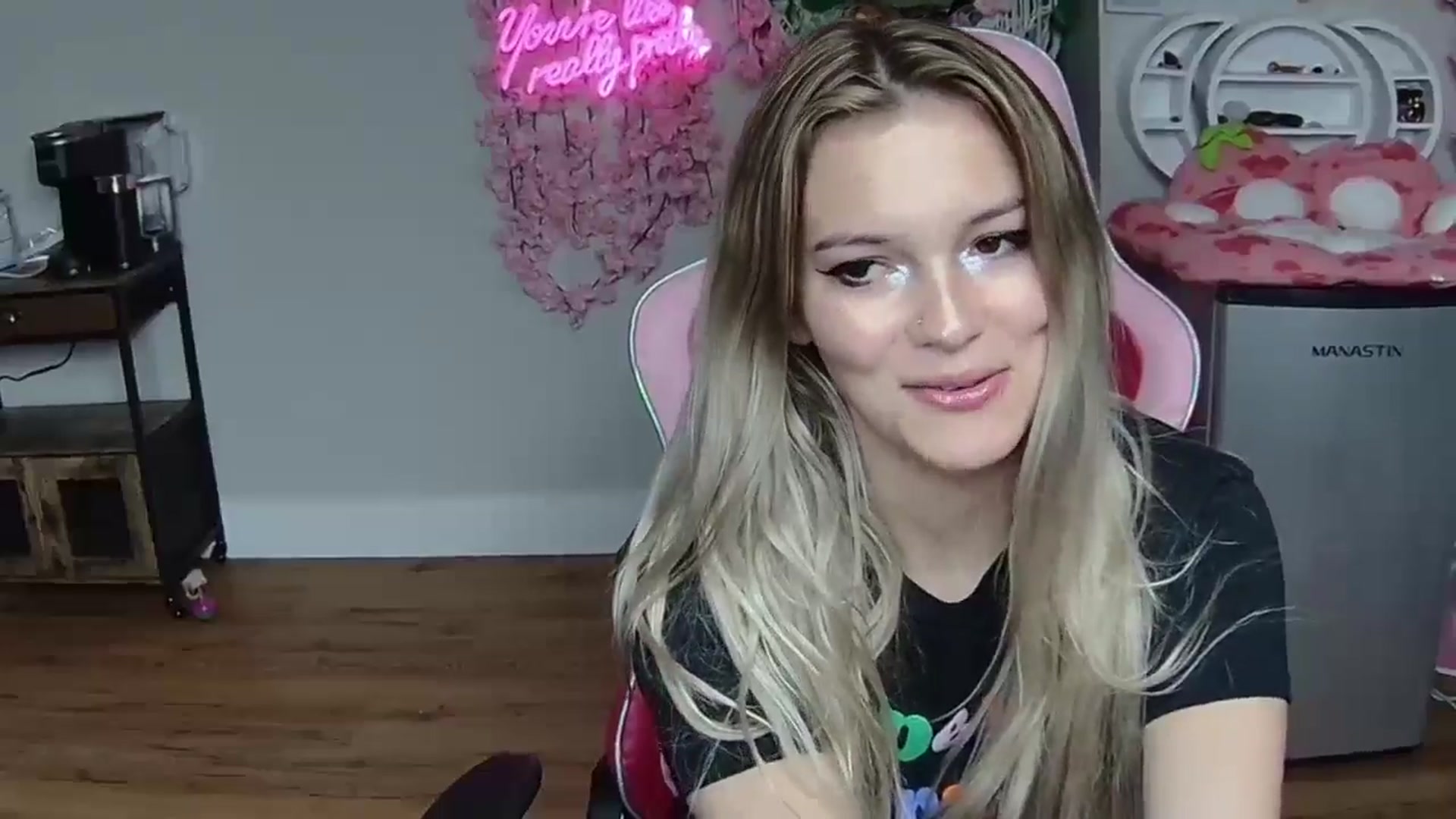 Gallery image thumbnail from Sarahsweets18's myfreecams stream on, 06/02/2024, 03:25 image 2 of 20