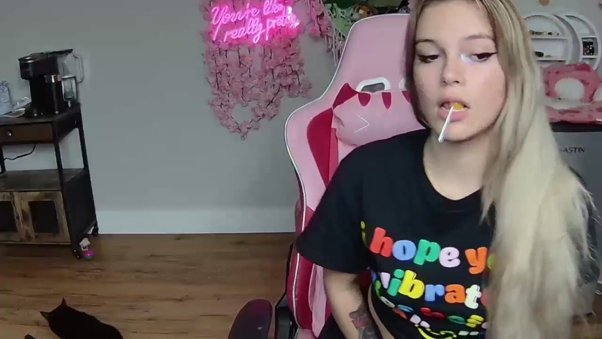 Gallery image thumbnail from Sarahsweets18's myfreecams stream on, 06/02/2024, 03:25 image 7 of 20