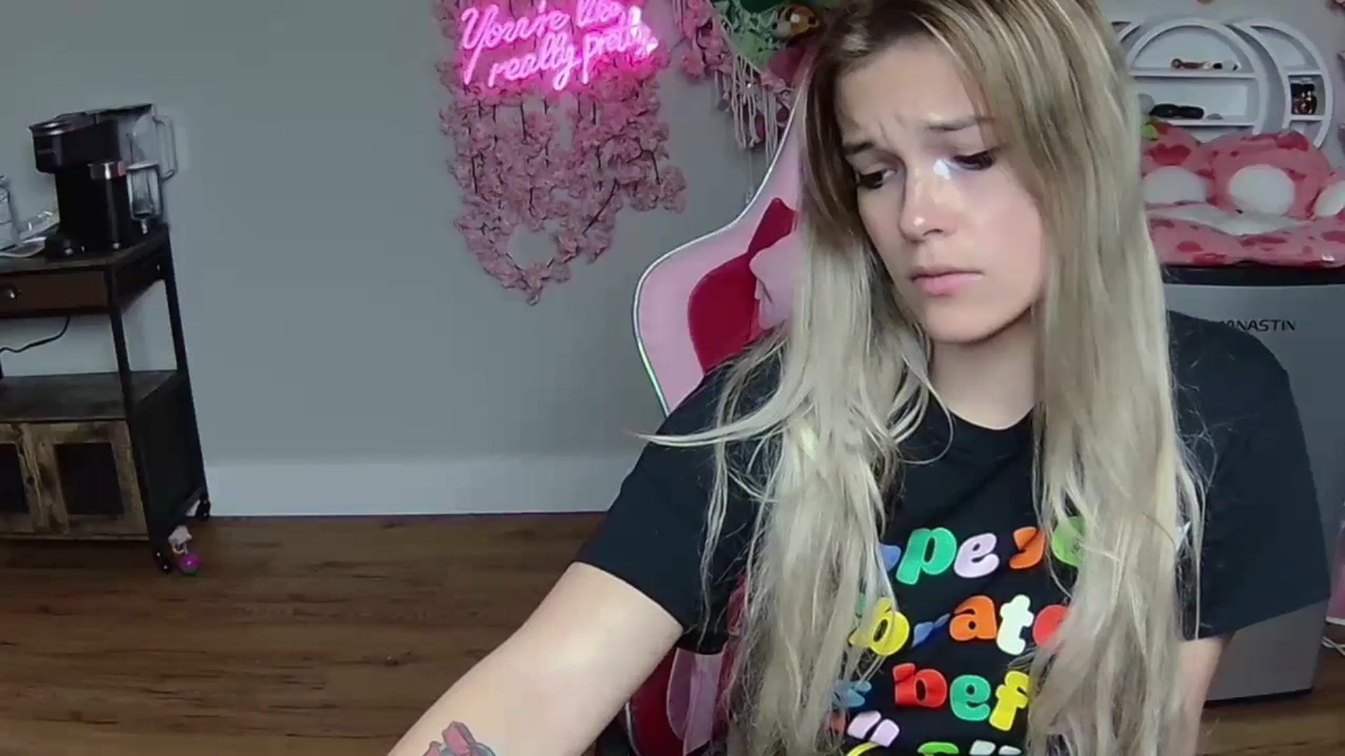 Gallery image thumbnail from Sarahsweets18's myfreecams stream on, 06/02/2024, 03:25 image 3 of 20