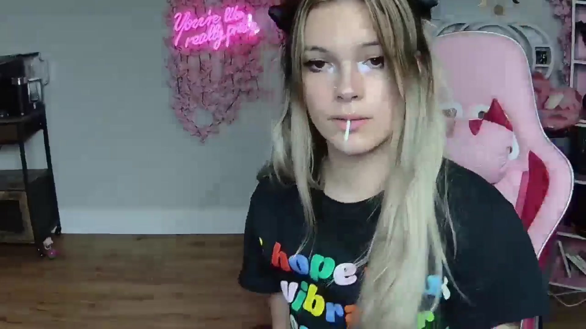 Gallery image thumbnail from Sarahsweets18's myfreecams stream on, 06/02/2024, 03:25 image 13 of 20