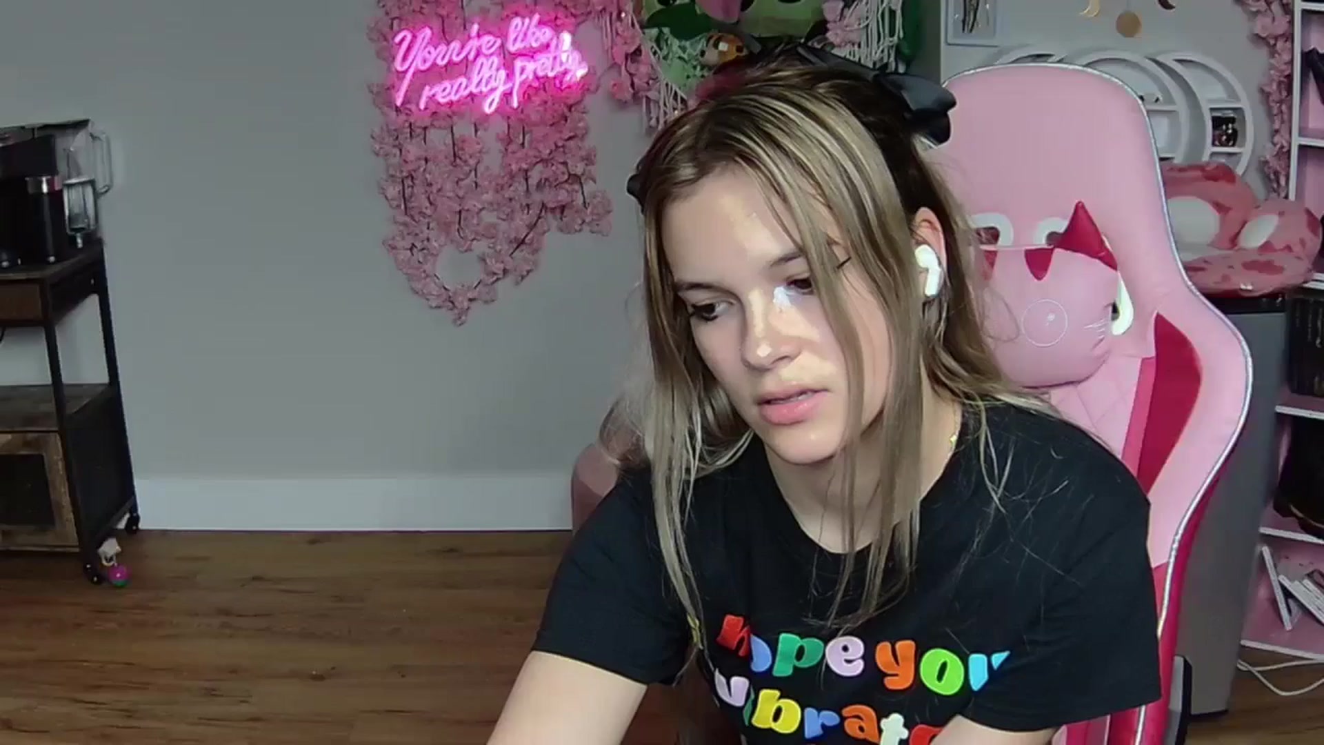 Gallery image thumbnail from Sarahsweets18's myfreecams stream on, 06/02/2024, 03:25 image 20 of 20