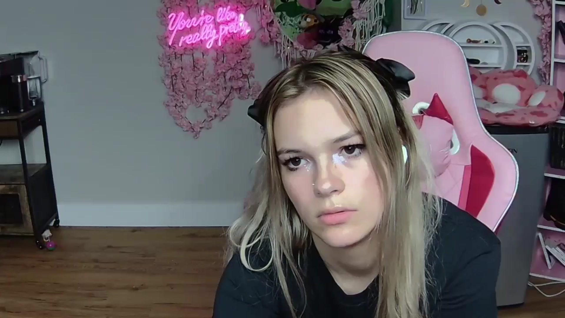 Gallery image thumbnail from Sarahsweets18's myfreecams stream on, 06/02/2024, 03:25 image 17 of 20