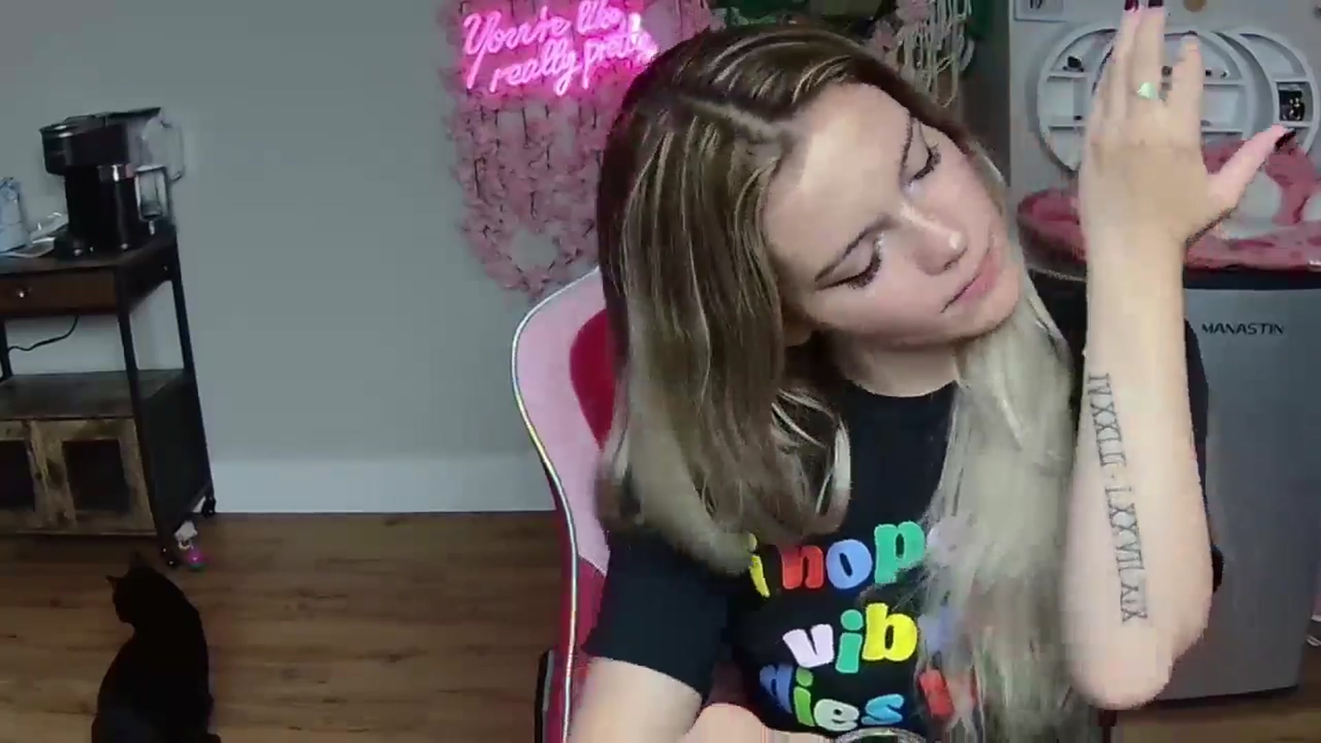 Gallery image thumbnail from Sarahsweets18's myfreecams stream on, 06/02/2024, 03:25 image 6 of 20