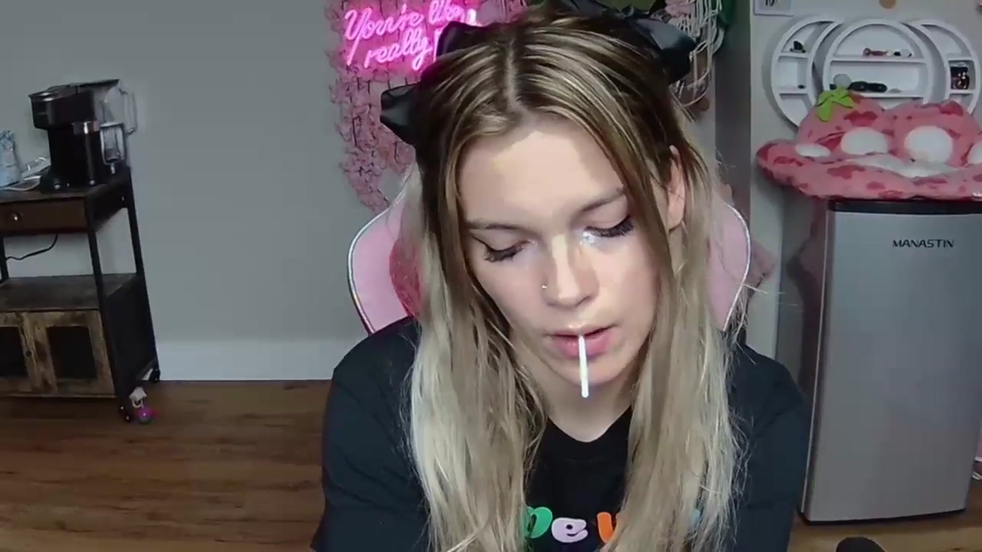 Gallery image thumbnail from Sarahsweets18's myfreecams stream on, 06/02/2024, 03:25 image 9 of 20
