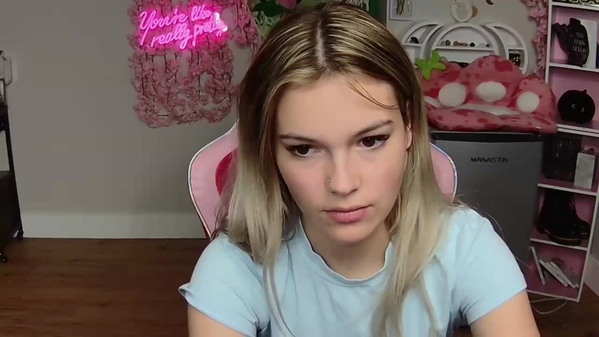 Gallery image thumbnail from Sarahsweets18's myfreecams stream on, 06/02/2024, 22:15 image 5 of 20