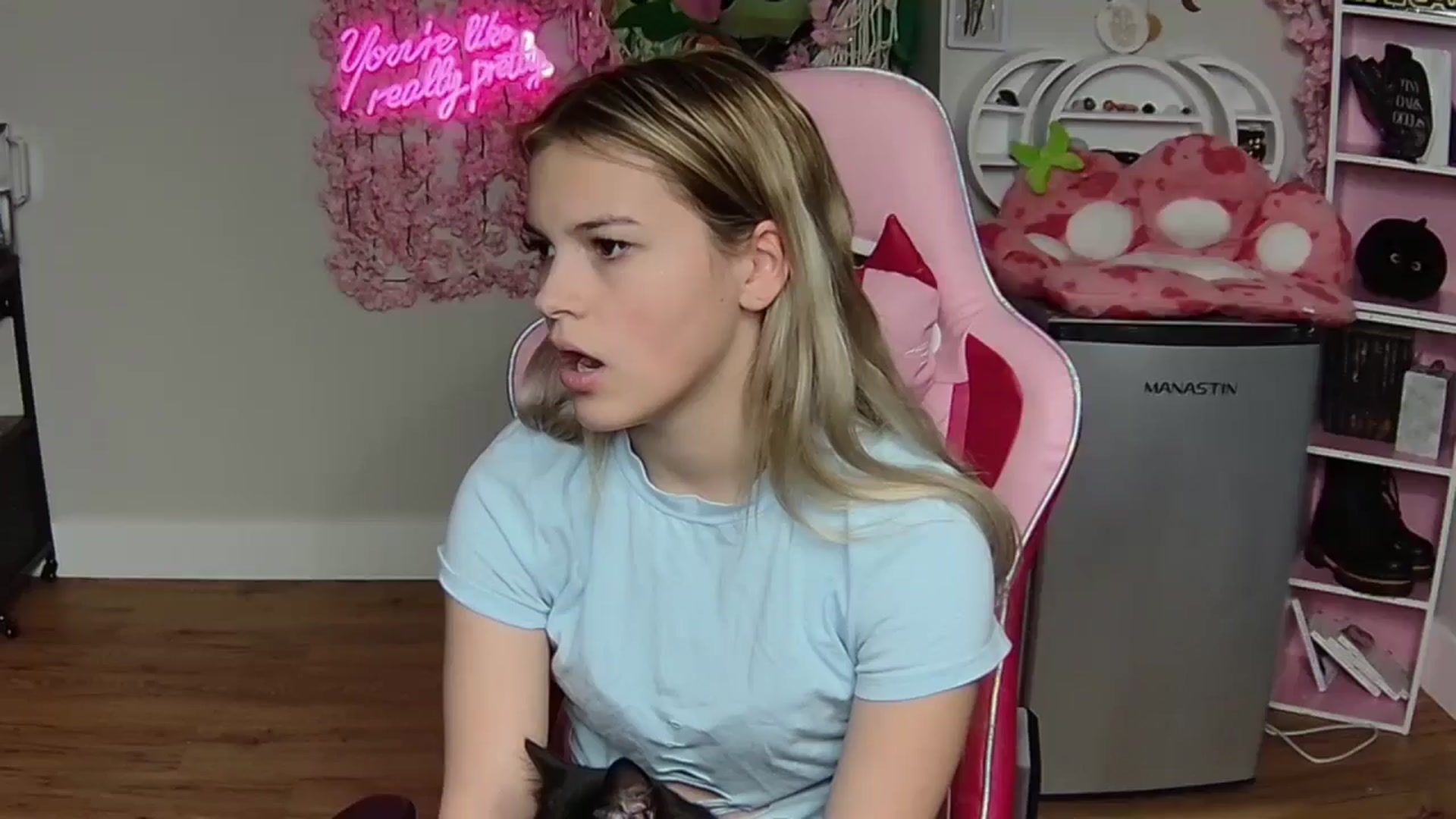 Gallery image thumbnail from Sarahsweets18's myfreecams stream on, 06/02/2024, 22:15 image 1 of 20