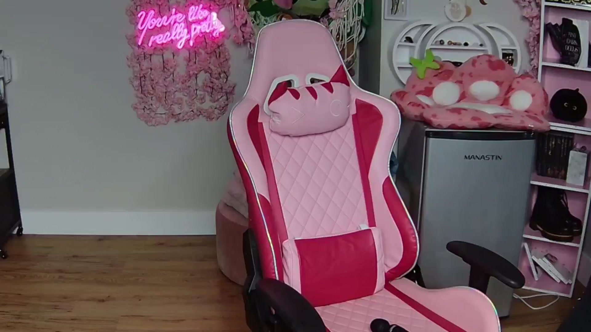 Gallery image thumbnail from Sarahsweets18's myfreecams stream on, 06/02/2024, 22:15 image 7 of 20