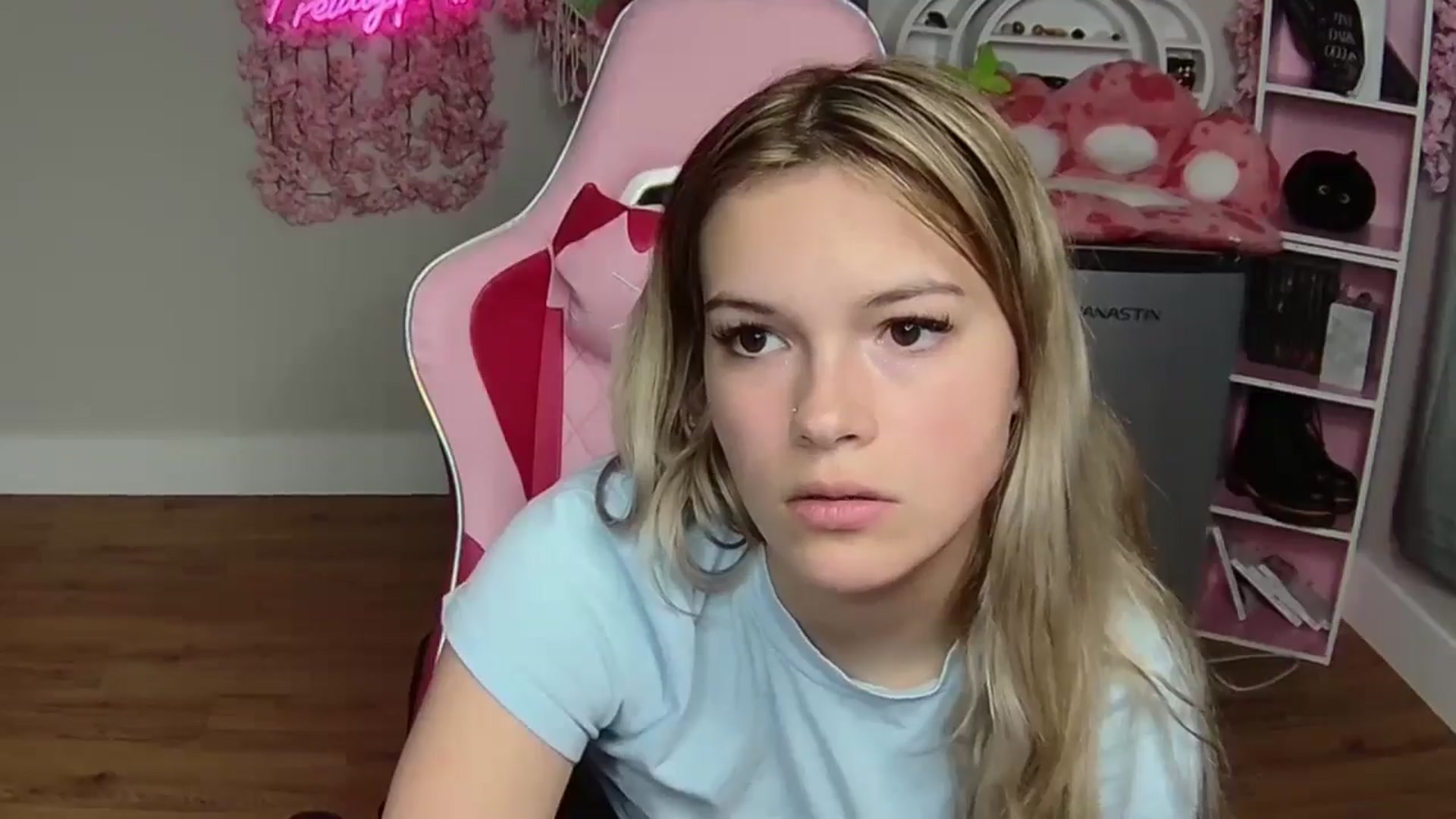 Gallery image thumbnail from Sarahsweets18's myfreecams stream on, 06/02/2024, 22:15 image 20 of 20