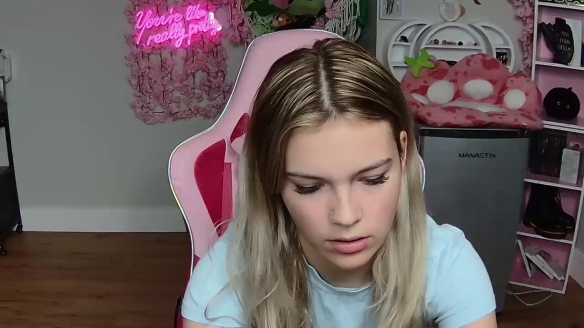 Gallery image thumbnail from Sarahsweets18's myfreecams stream on, 06/02/2024, 22:15 image 12 of 20