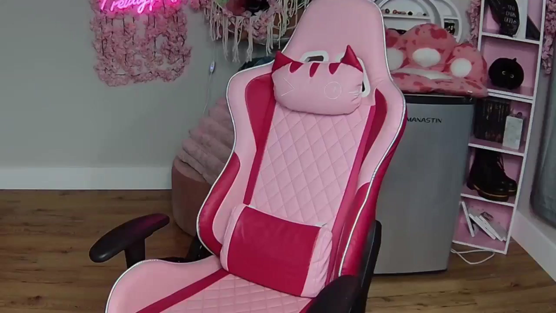 Gallery image thumbnail from Sarahsweets18's myfreecams stream on, 06/03/2024, 02:08 image 1 of 20