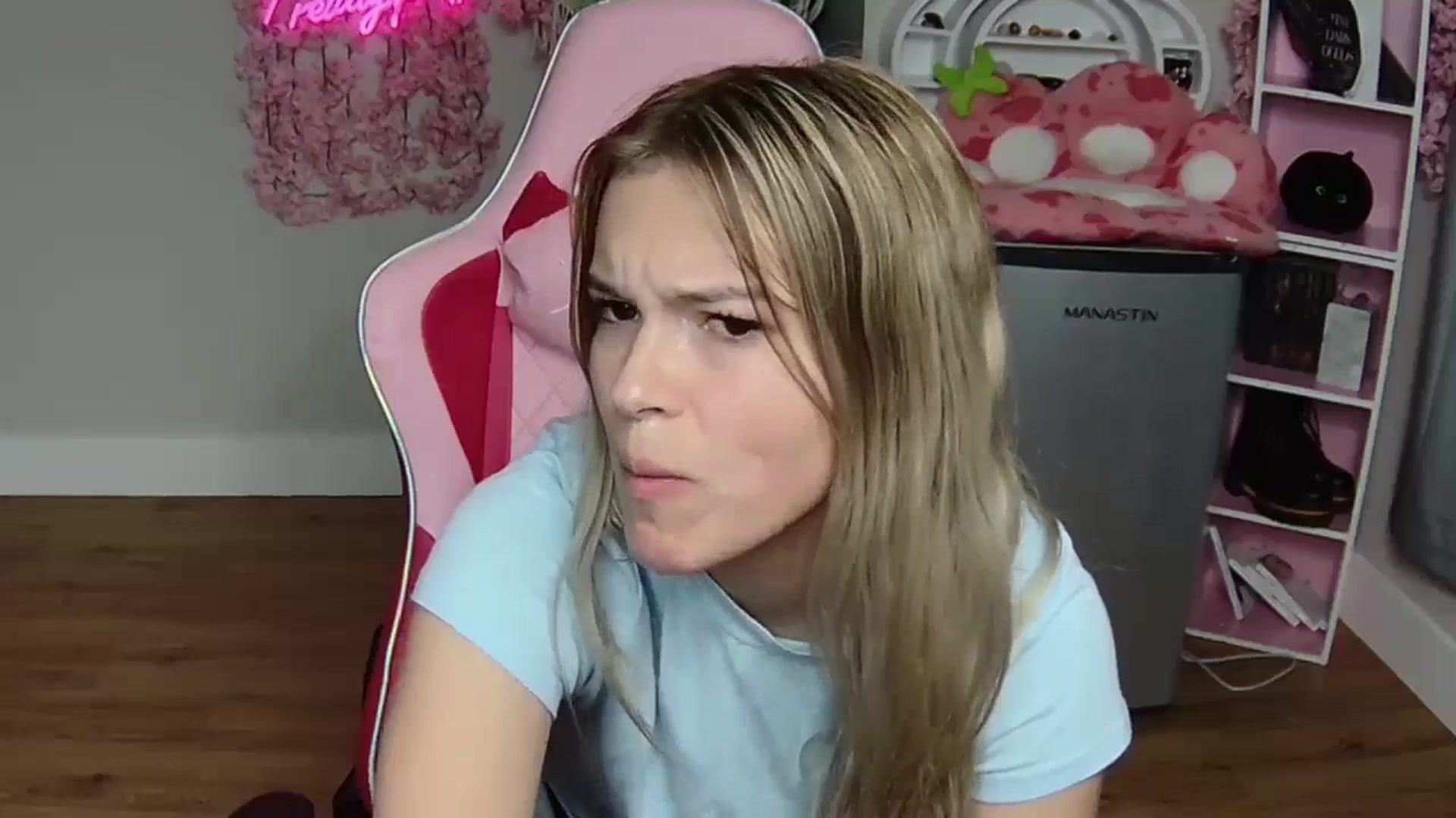 Gallery image thumbnail from Sarahsweets18's myfreecams stream on, 06/03/2024, 02:08 image 7 of 20