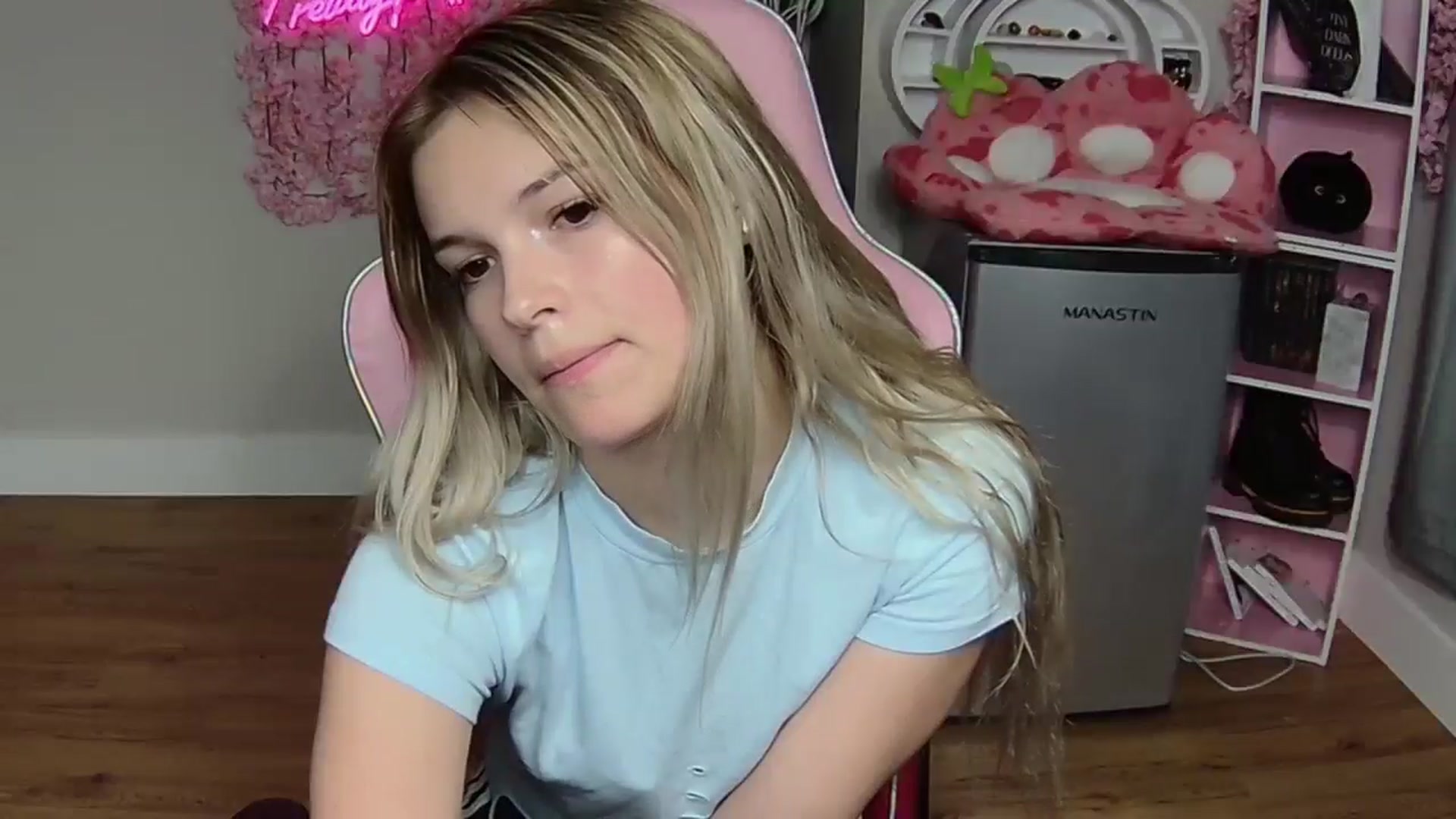 Gallery image thumbnail from Sarahsweets18's myfreecams stream on, 06/03/2024, 02:08 image 2 of 20