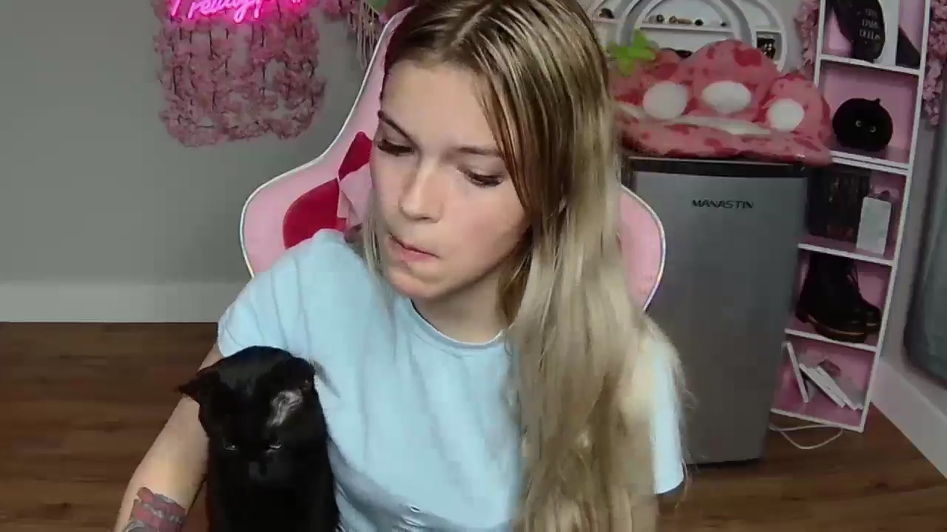 Gallery image thumbnail from Sarahsweets18's myfreecams stream on, 06/03/2024, 02:08 image 17 of 20