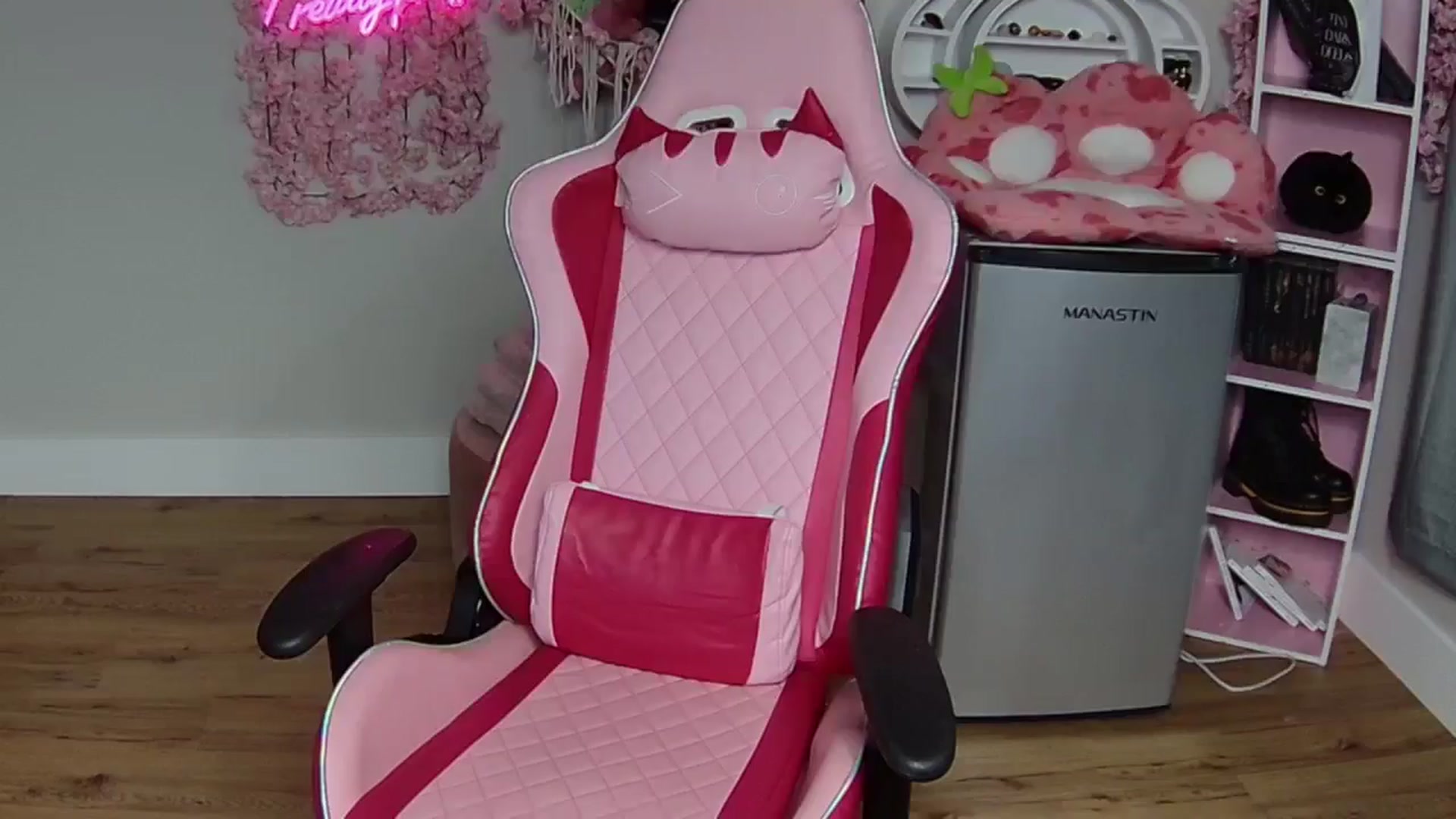Gallery image thumbnail from Sarahsweets18's myfreecams stream on, 06/03/2024, 02:08 image 16 of 20