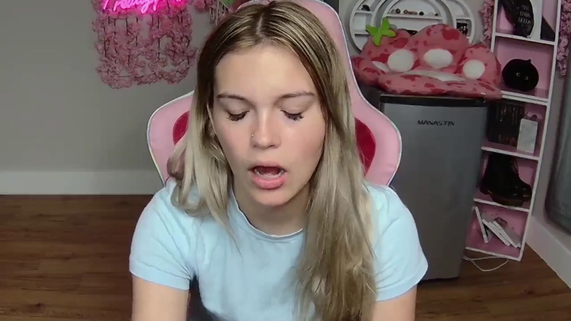 Gallery image thumbnail from Sarahsweets18's myfreecams stream on, 06/03/2024, 02:08 image 18 of 20