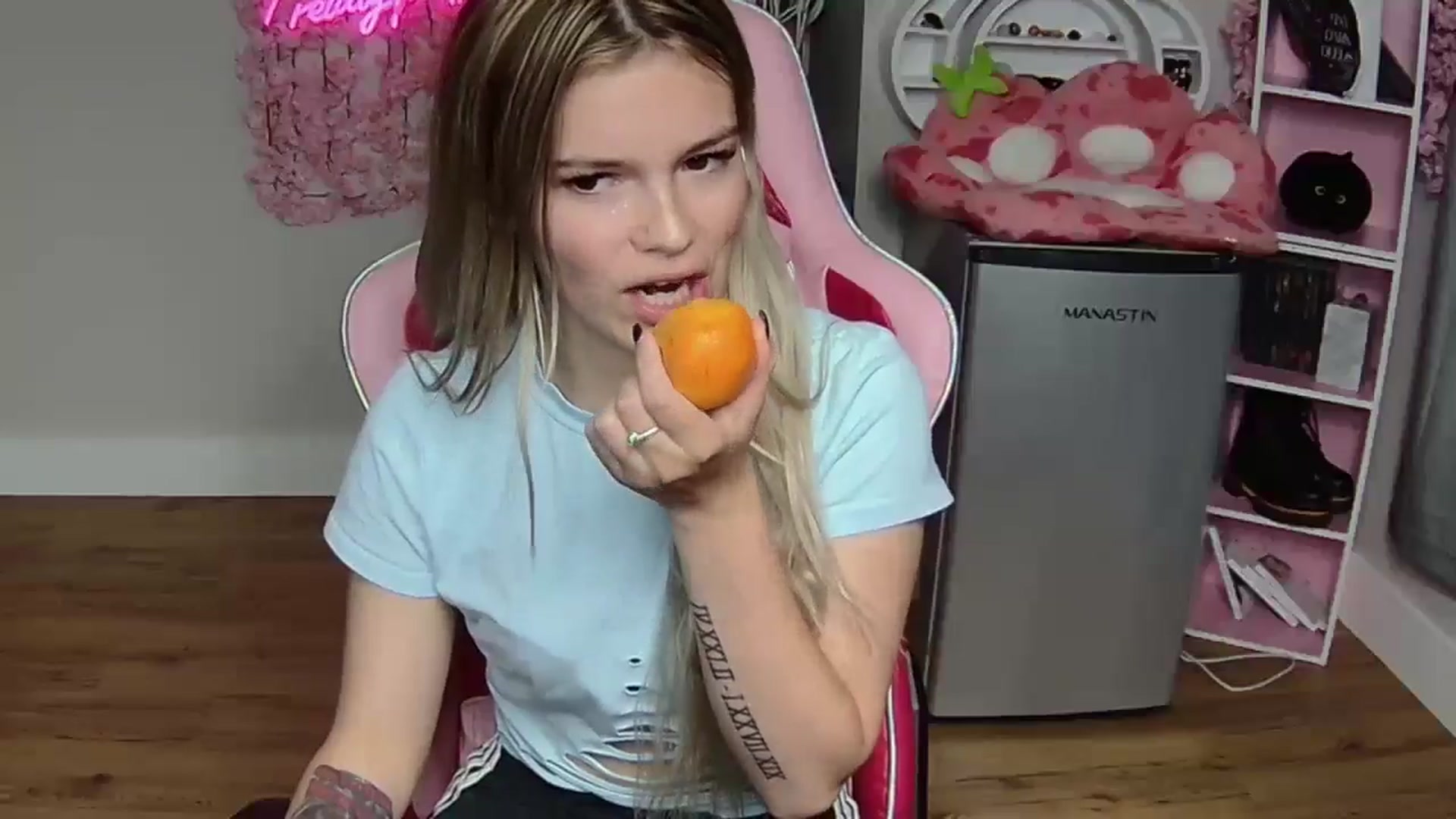 Gallery image thumbnail from Sarahsweets18's myfreecams stream on, 06/03/2024, 02:08 image 3 of 20