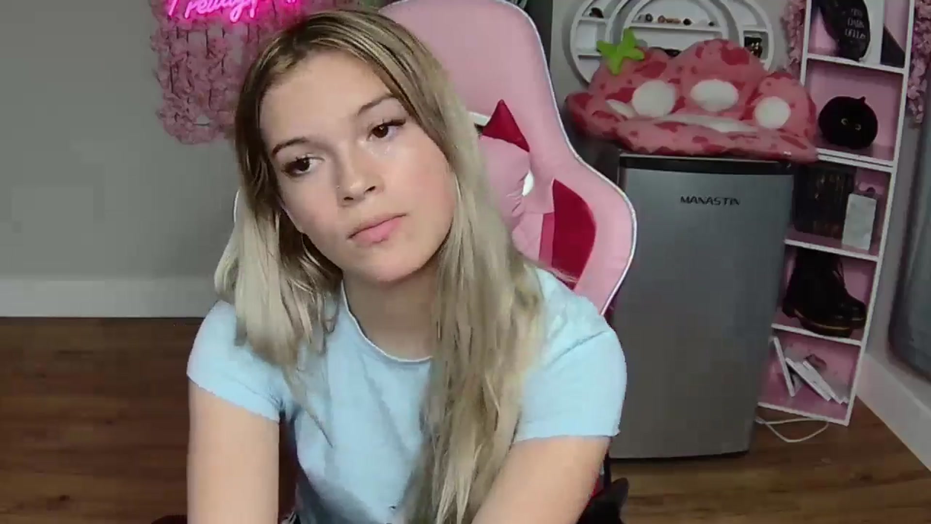 Gallery image thumbnail from Sarahsweets18's myfreecams stream on, 06/03/2024, 02:08 image 19 of 20