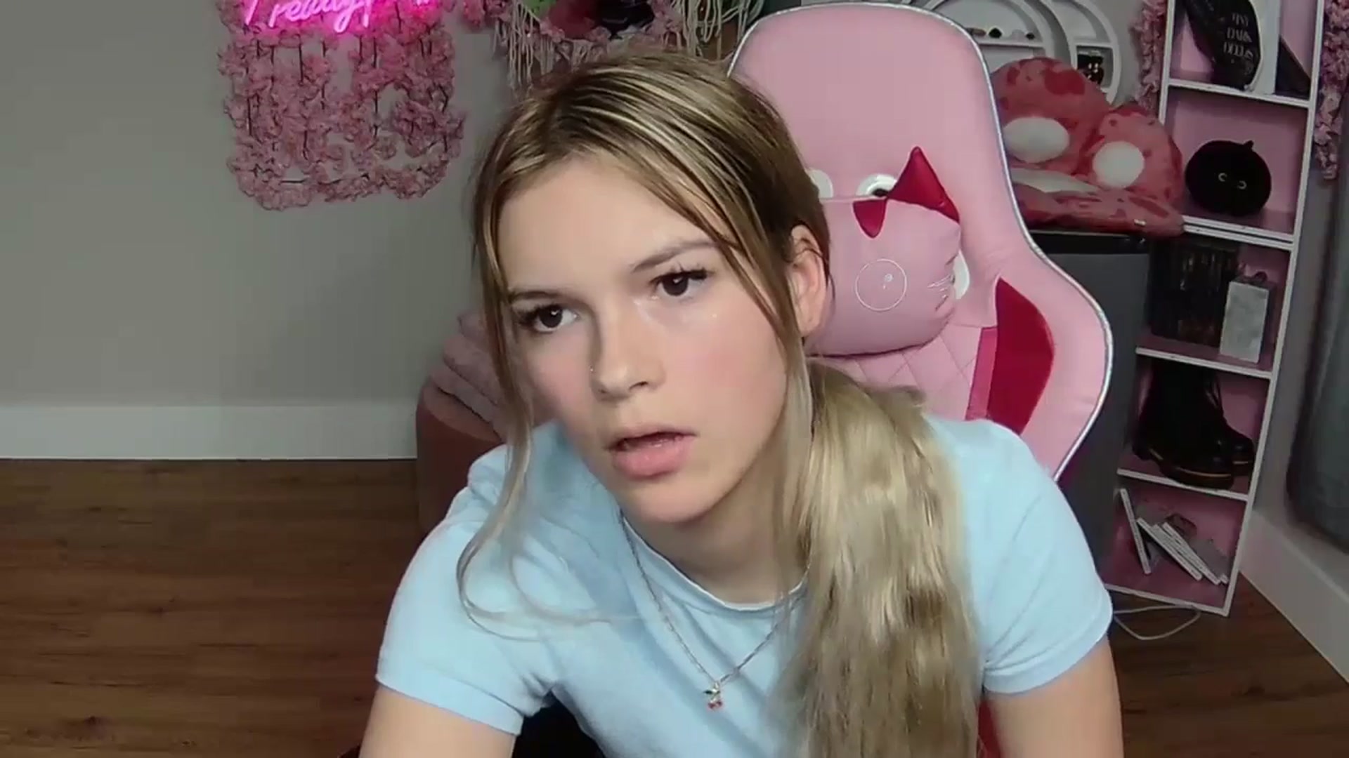 Gallery image thumbnail from Sarahsweets18's myfreecams stream on, 06/03/2024, 03:06 image 13 of 20