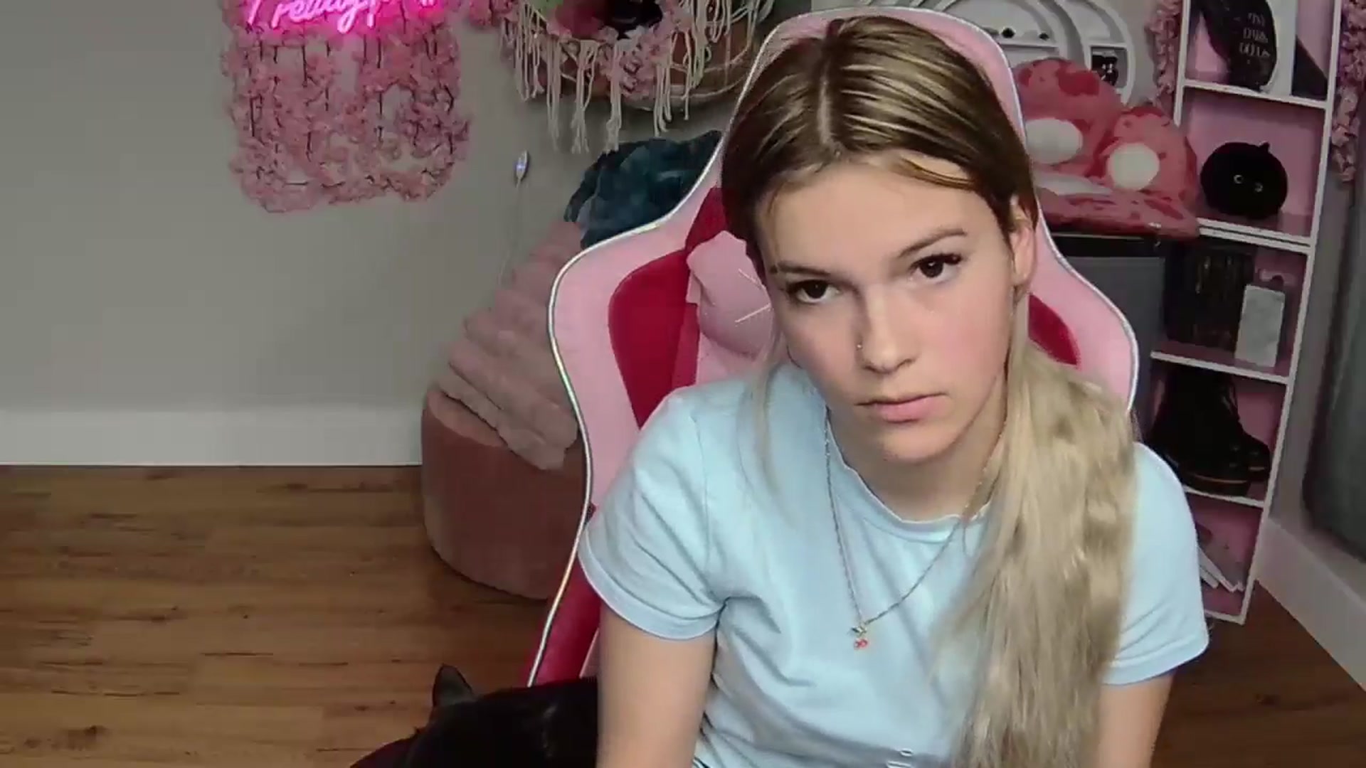 Gallery image thumbnail from Sarahsweets18's myfreecams stream on, 06/03/2024, 03:06 image 15 of 20