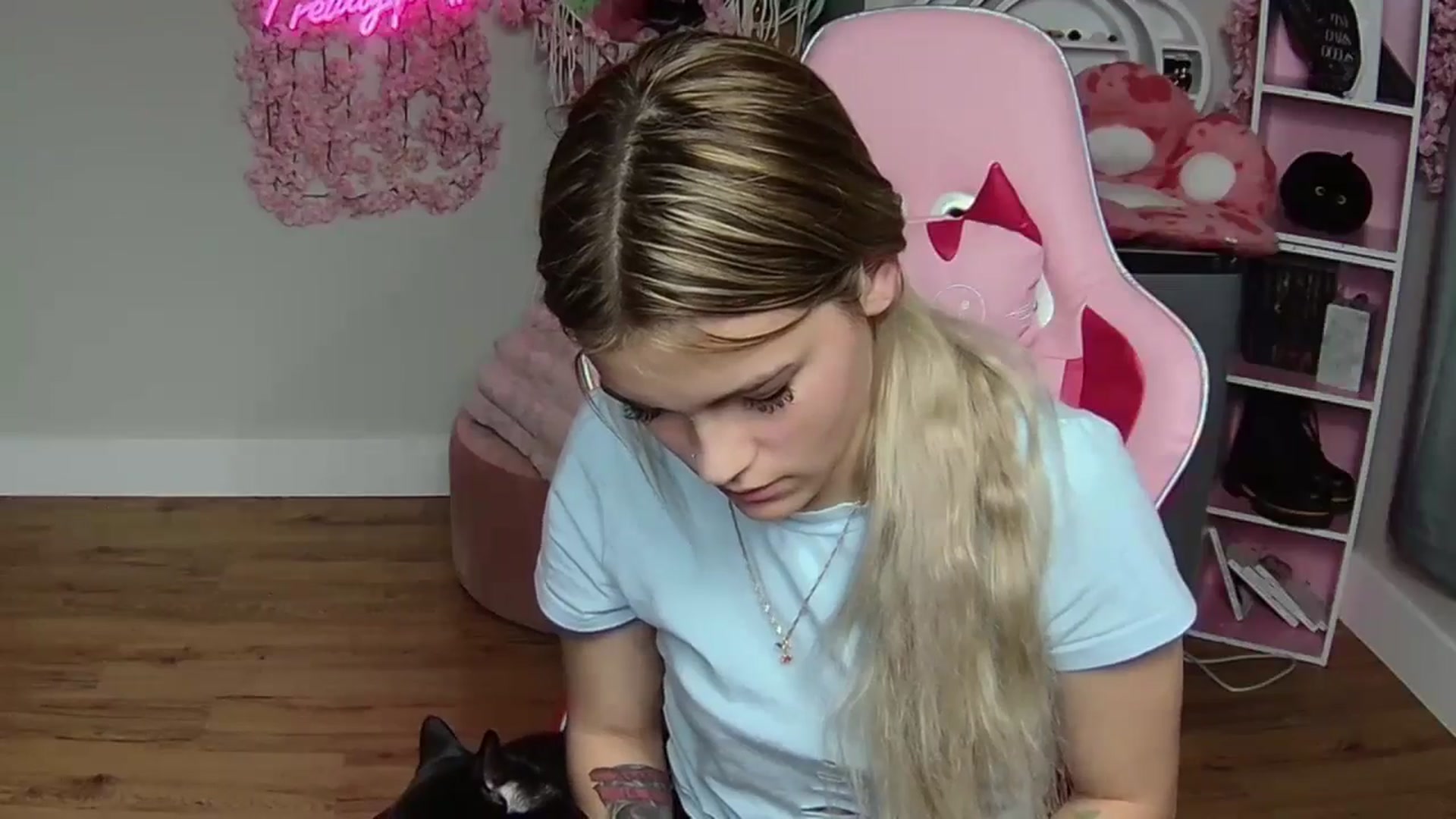 Gallery image thumbnail from Sarahsweets18's myfreecams stream on, 06/03/2024, 03:06 image 16 of 20
