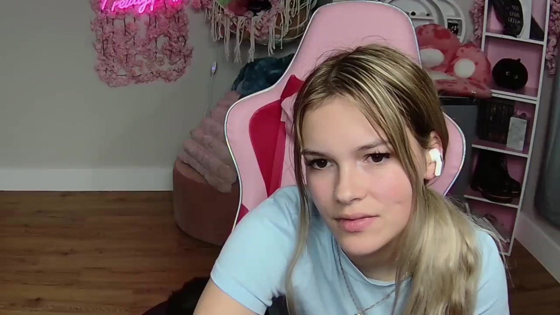 Gallery image thumbnail from Sarahsweets18's myfreecams stream on, 06/03/2024, 03:06 image 11 of 20