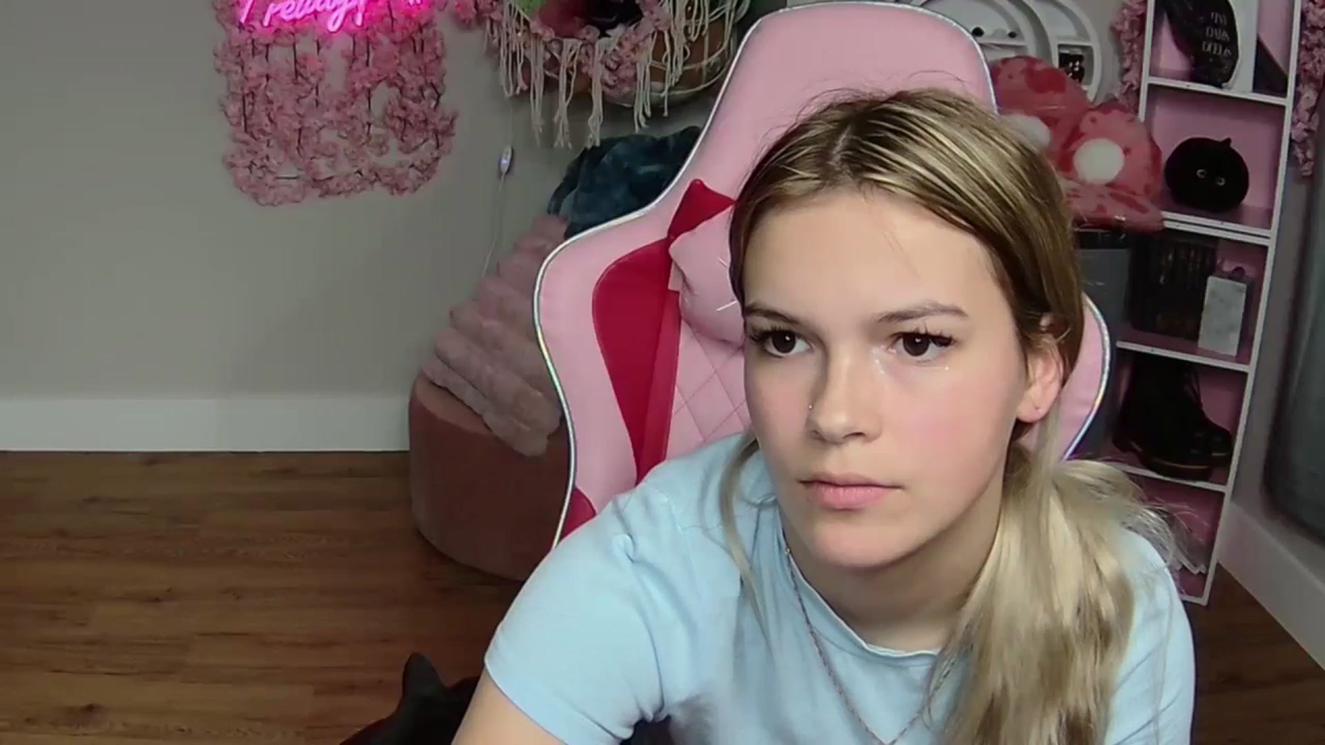 Gallery image thumbnail from Sarahsweets18's myfreecams stream on, 06/03/2024, 03:06 image 18 of 20