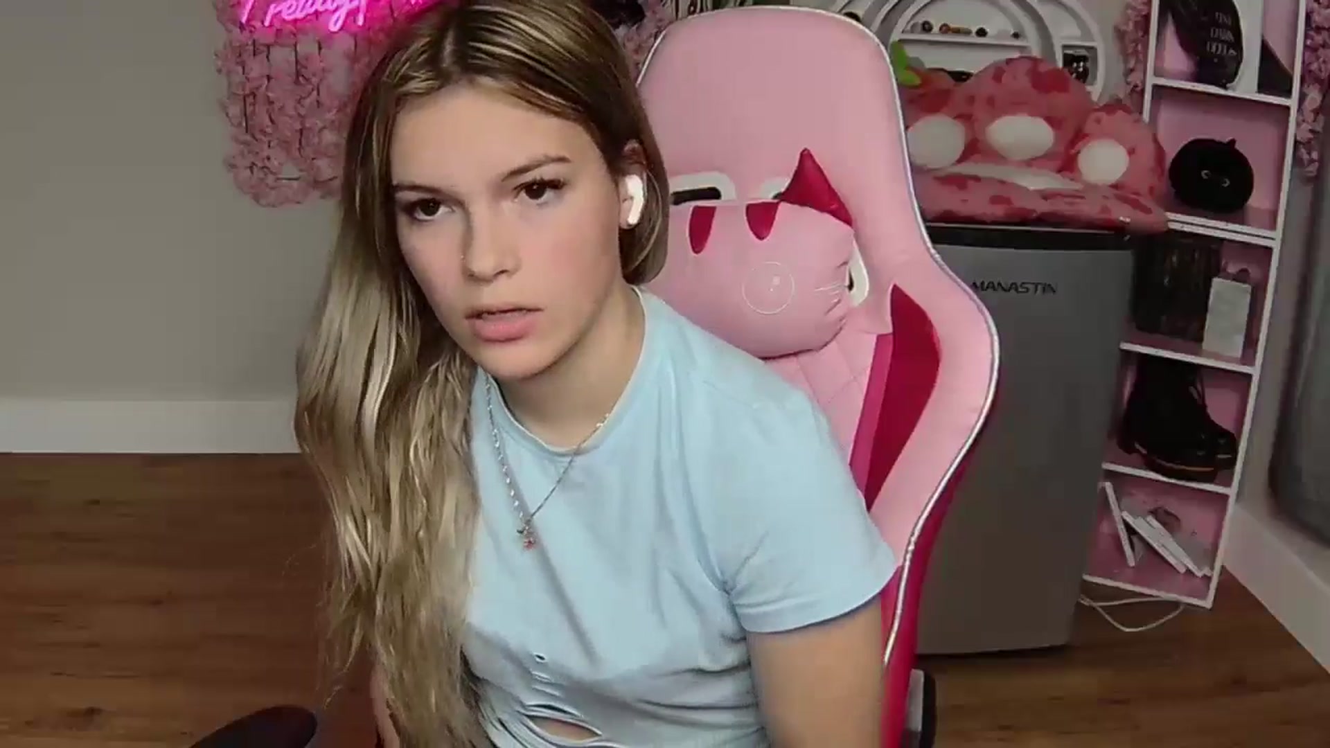 Gallery image thumbnail from Sarahsweets18's myfreecams stream on, 06/03/2024, 03:06 image 3 of 20