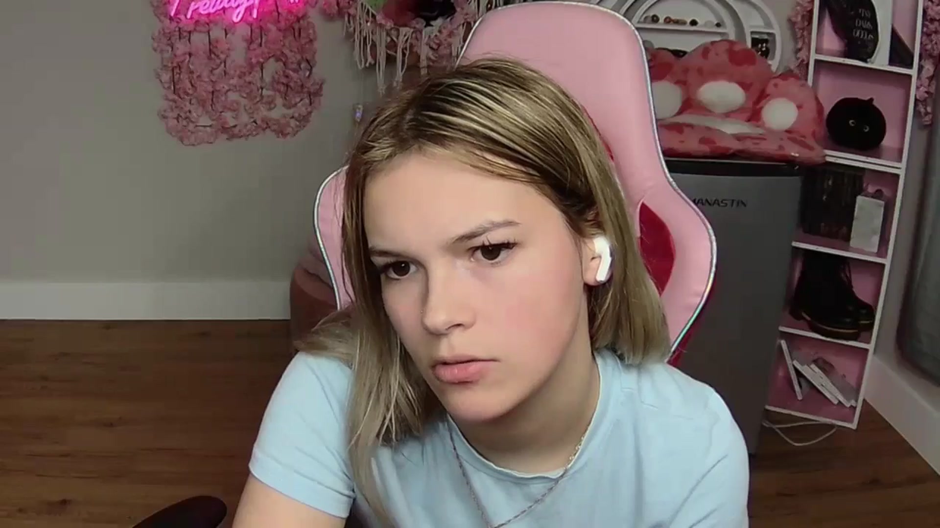 Gallery image thumbnail from Sarahsweets18's myfreecams stream on, 06/03/2024, 03:06 image 4 of 20