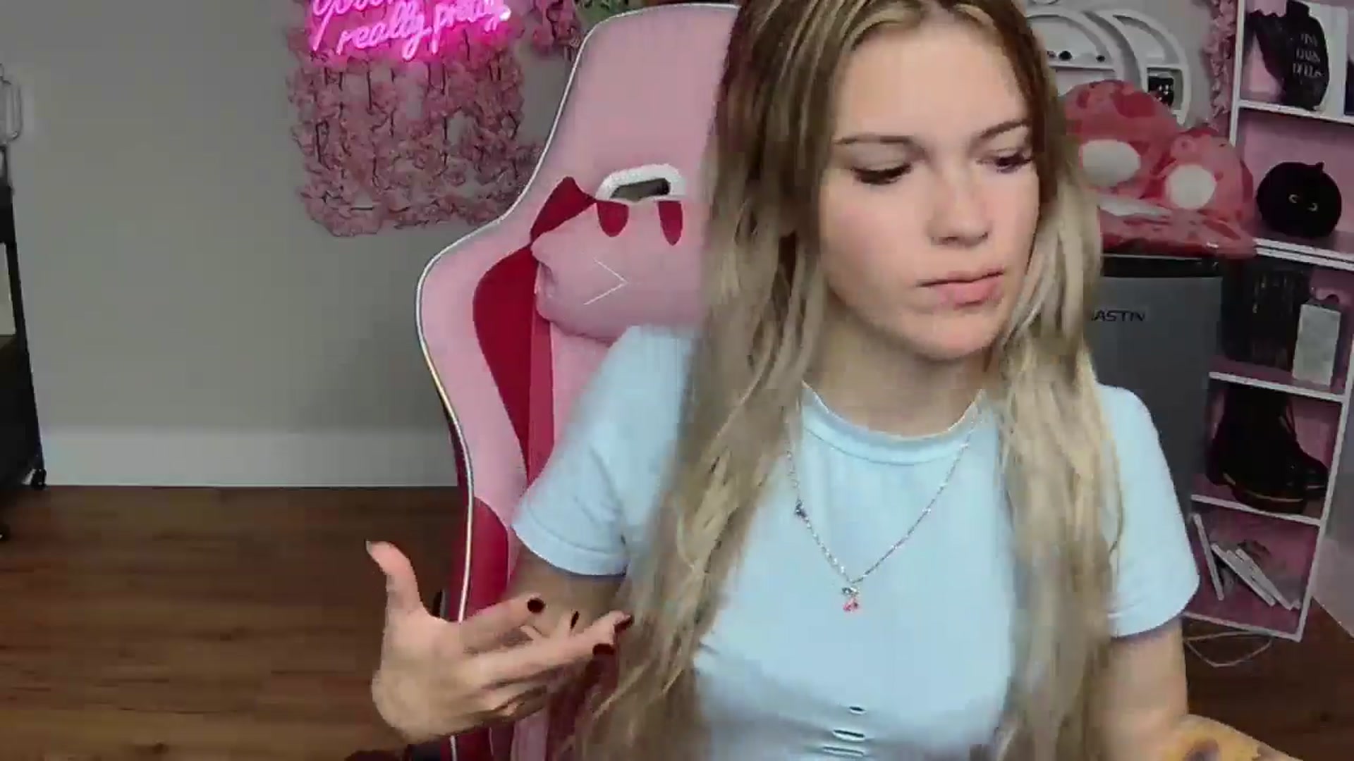Gallery image thumbnail from Sarahsweets18's myfreecams stream on, 06/03/2024, 04:05 image 12 of 20