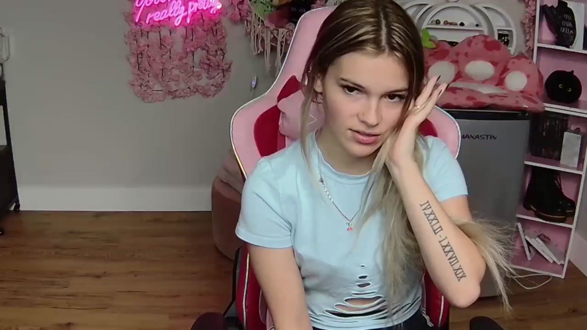 Gallery image thumbnail from Sarahsweets18's myfreecams stream on, 06/03/2024, 04:05 image 1 of 20