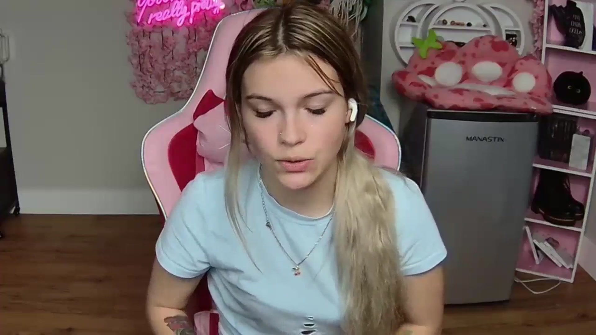 Gallery image thumbnail from Sarahsweets18's myfreecams stream on, 06/03/2024, 04:05 image 8 of 20