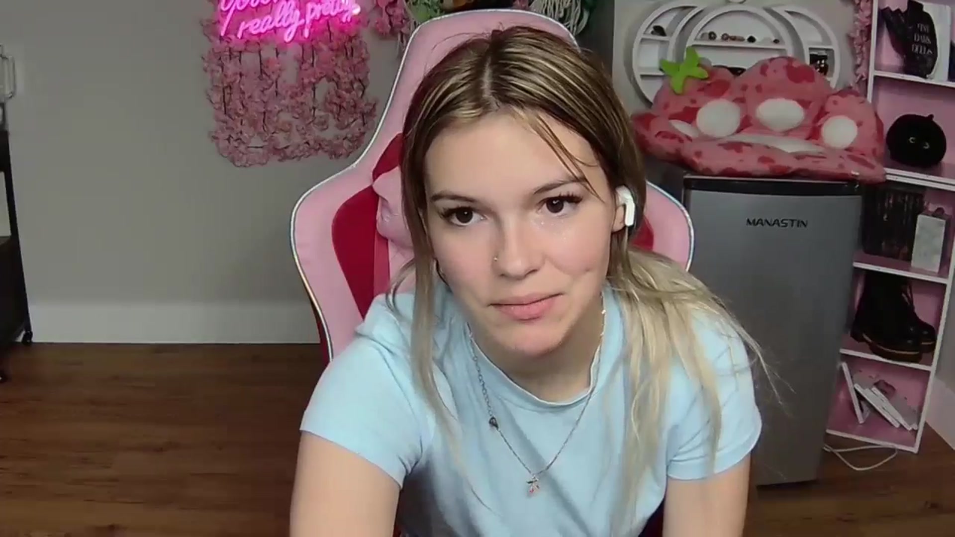 Gallery image thumbnail from Sarahsweets18's myfreecams stream on, 06/03/2024, 04:05 image 11 of 20