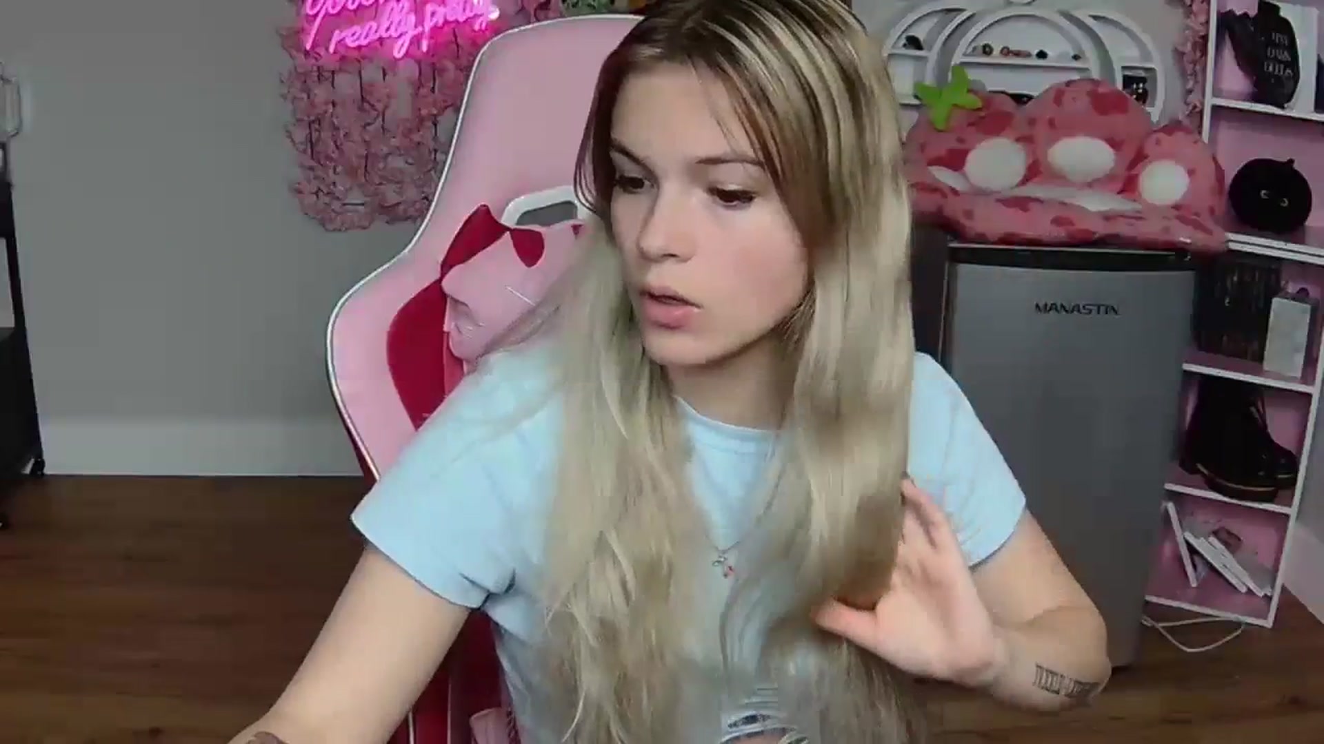 Gallery image thumbnail from Sarahsweets18's myfreecams stream on, 06/03/2024, 04:05 image 14 of 20