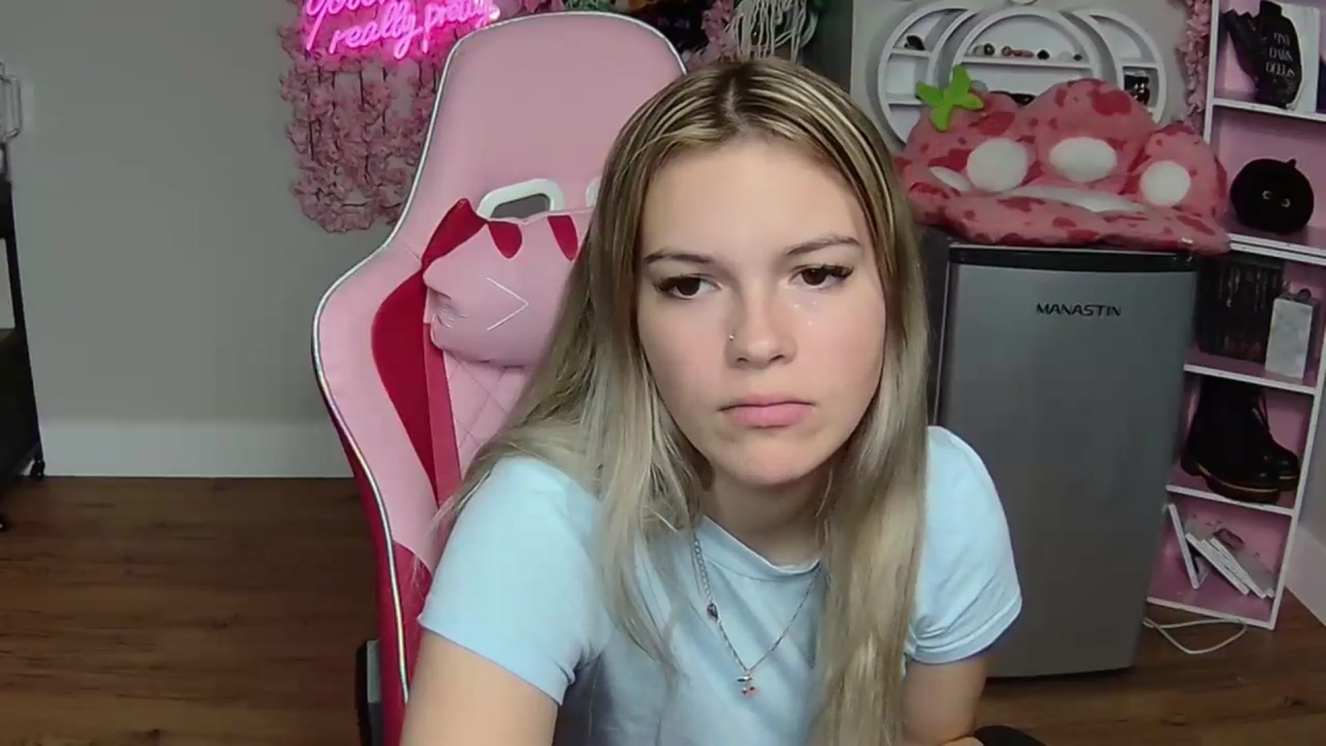 Gallery image thumbnail from Sarahsweets18's myfreecams stream on, 06/03/2024, 04:05 image 19 of 20