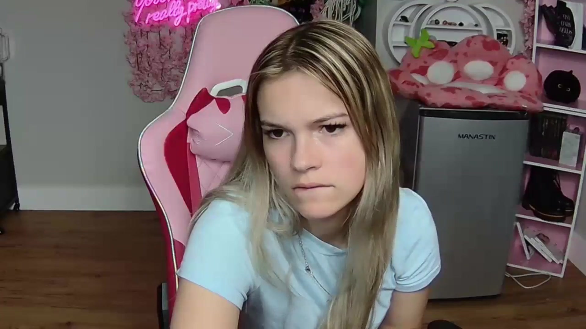Gallery image thumbnail from Sarahsweets18's myfreecams stream on, 06/03/2024, 04:05 image 20 of 20