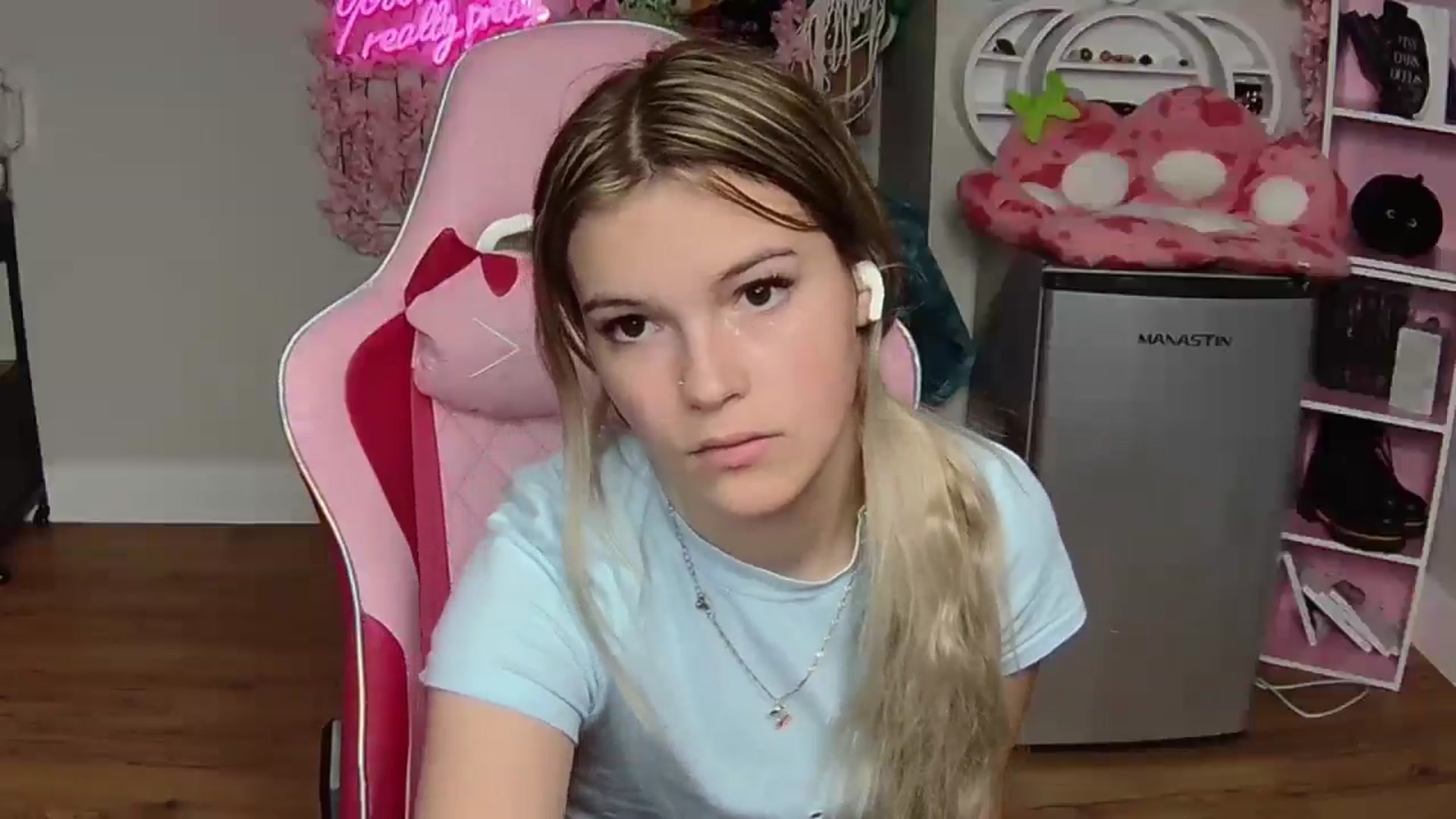 Gallery image thumbnail from Sarahsweets18's myfreecams stream on, 06/03/2024, 04:05 image 6 of 20