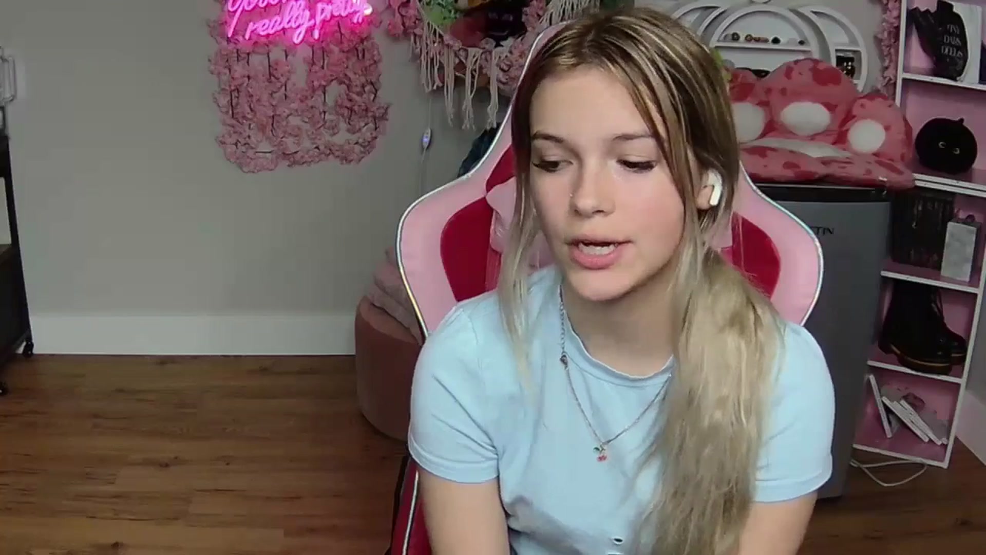 Gallery image thumbnail from Sarahsweets18's myfreecams stream on, 06/03/2024, 04:05 image 3 of 20