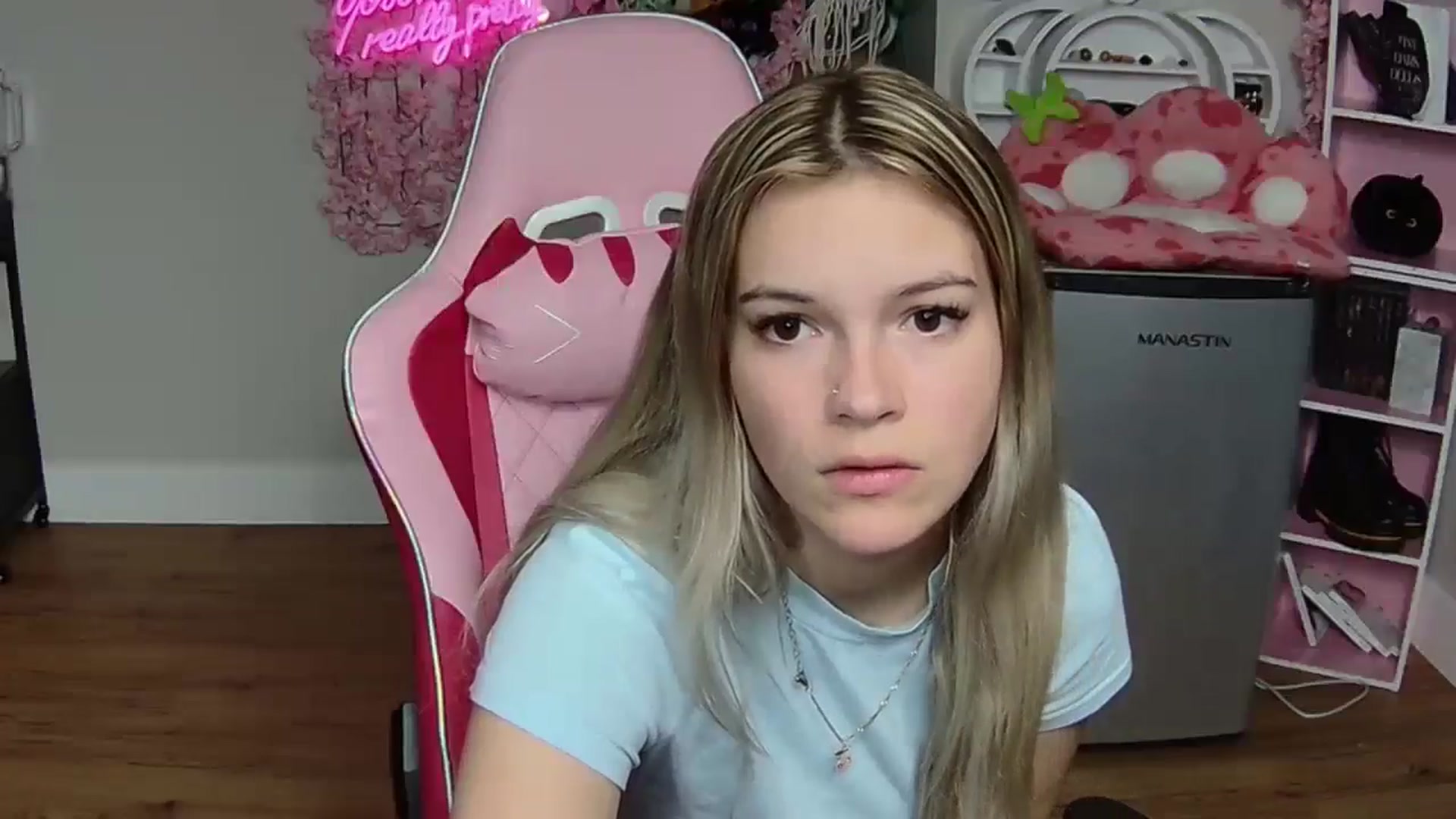 Gallery image thumbnail from Sarahsweets18's myfreecams stream on, 06/03/2024, 04:05 image 18 of 20