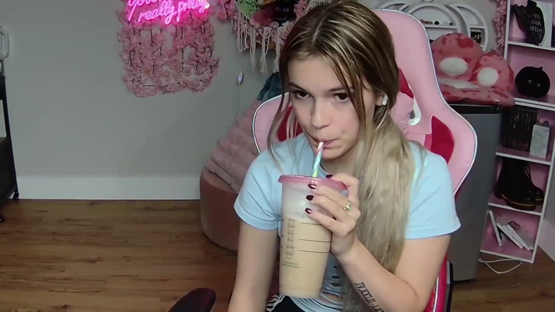 Gallery image thumbnail from Sarahsweets18's myfreecams stream on, 06/03/2024, 04:05 image 2 of 20