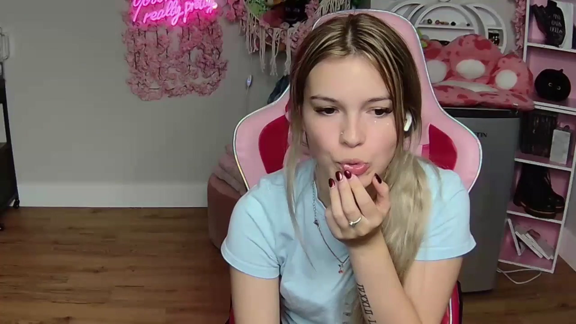 Gallery image thumbnail from Sarahsweets18's myfreecams stream on, 06/03/2024, 04:05 image 4 of 20