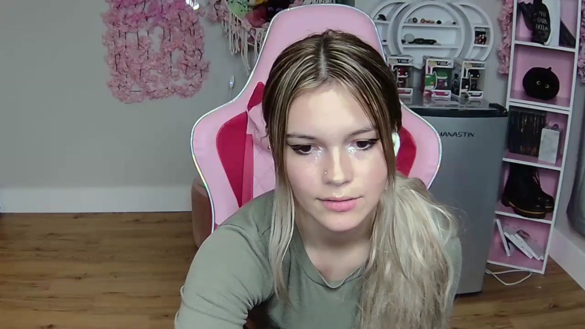 Gallery image thumbnail from Sarahsweets18's myfreecams stream on, 06/04/2024, 04:02 image 6 of 20