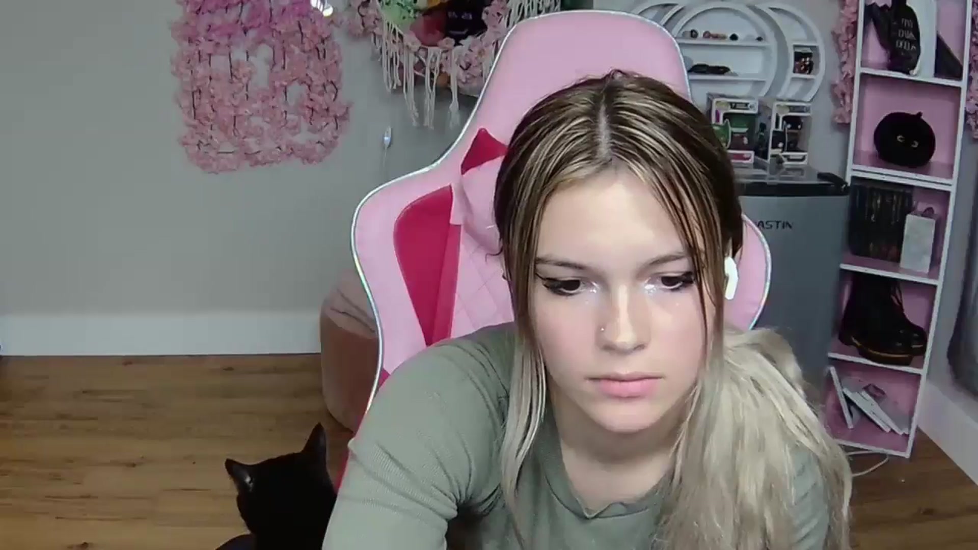 Gallery image thumbnail from Sarahsweets18's myfreecams stream on, 06/04/2024, 04:02 image 5 of 20