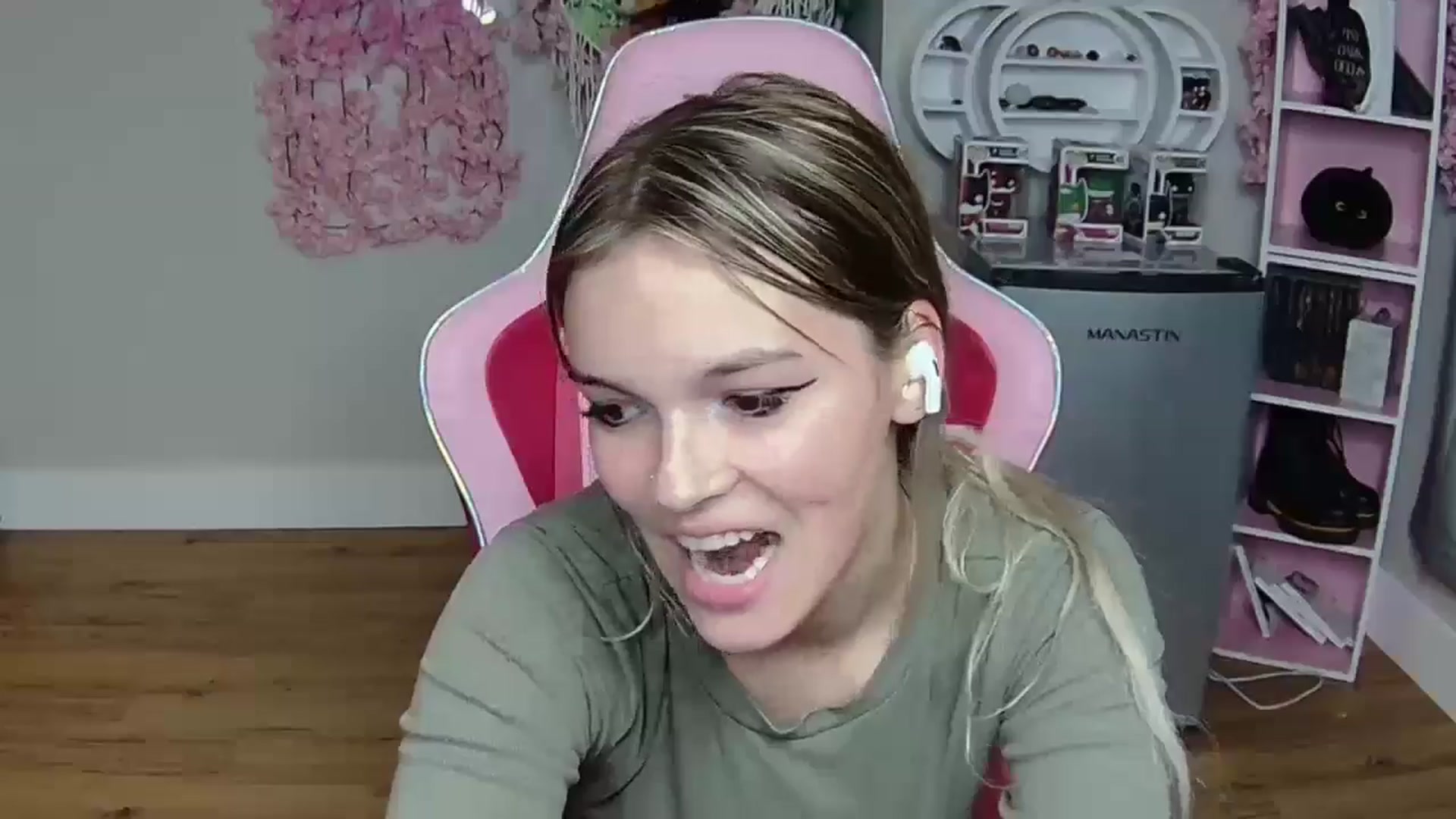 Gallery image thumbnail from Sarahsweets18's myfreecams stream on, 06/04/2024, 04:02 image 11 of 20