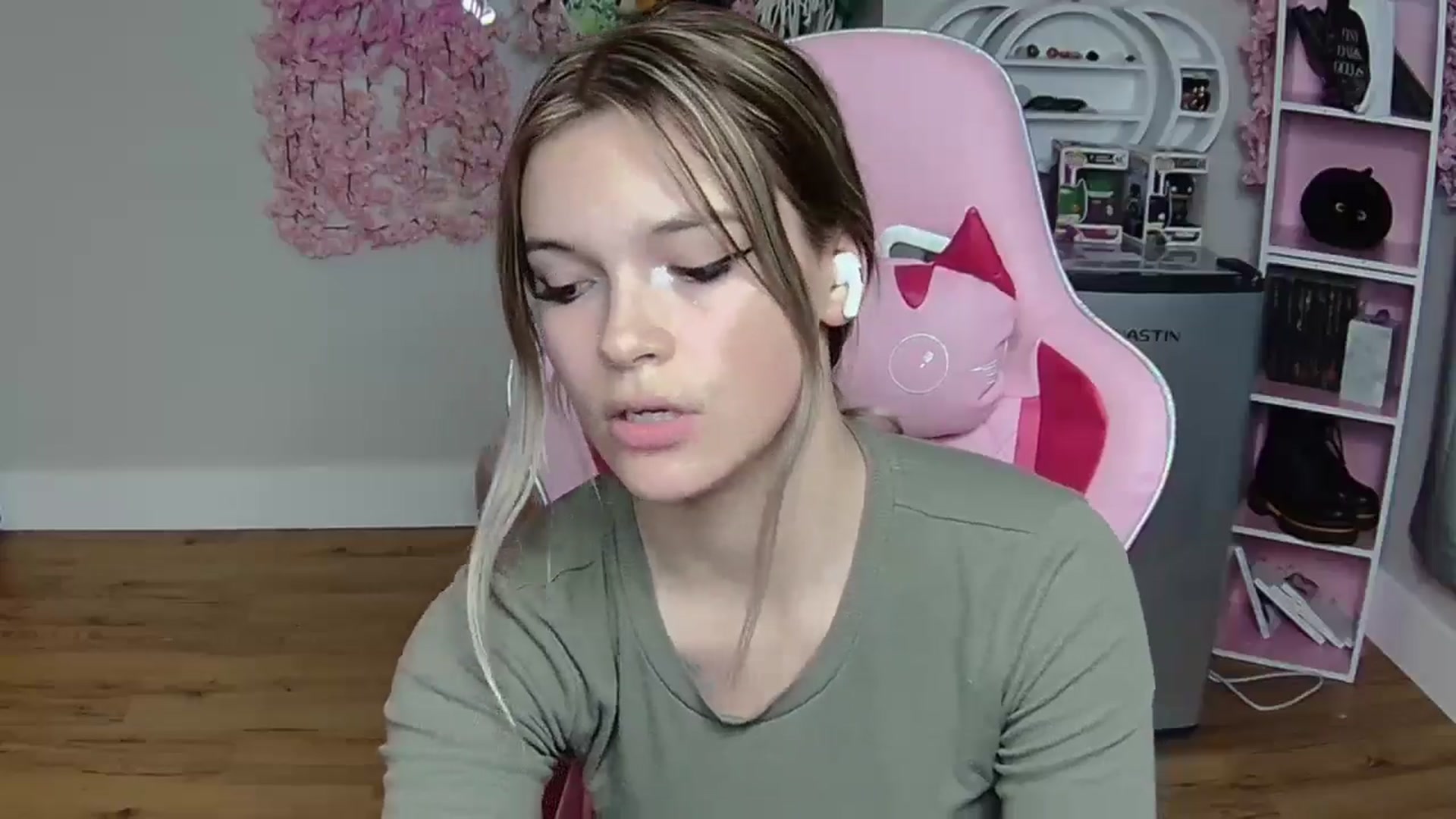 Gallery image thumbnail from Sarahsweets18's myfreecams stream on, 06/04/2024, 04:02 image 15 of 20