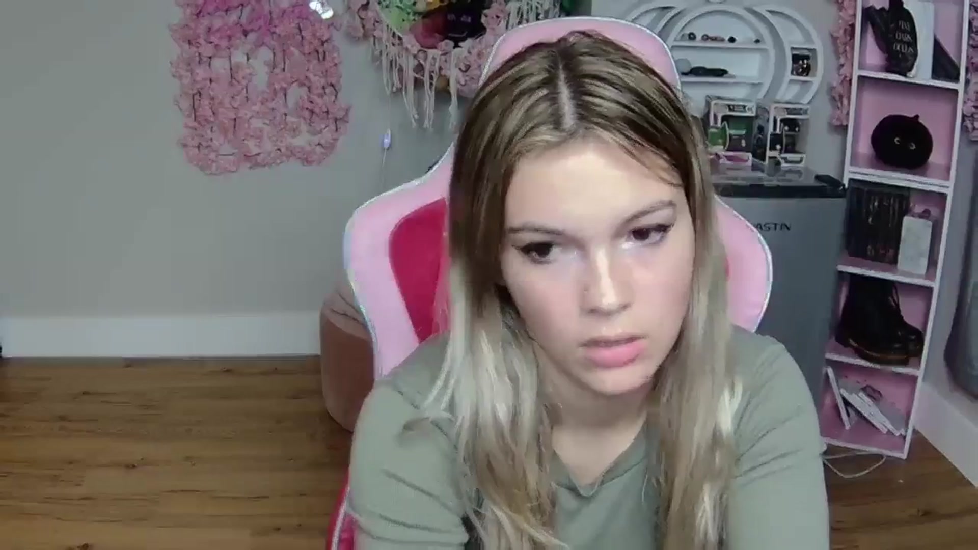 Gallery image thumbnail from Sarahsweets18's myfreecams stream on, 06/04/2024, 04:02 image 18 of 20