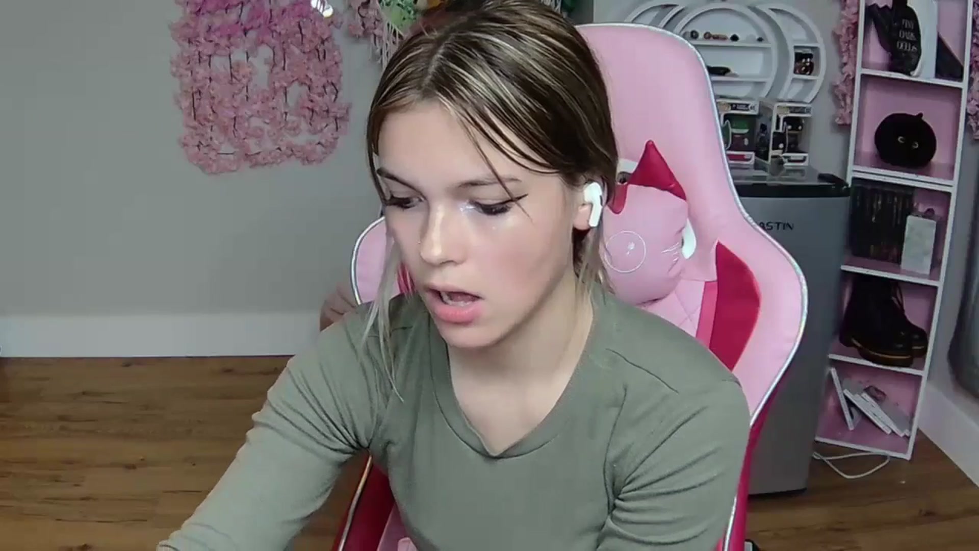 Gallery image thumbnail from Sarahsweets18's myfreecams stream on, 06/04/2024, 04:02 image 13 of 20
