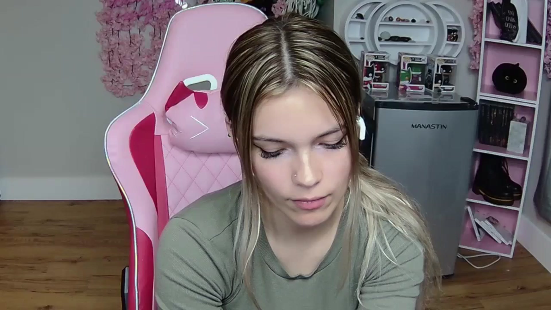 Gallery image thumbnail from Sarahsweets18's myfreecams stream on, 06/04/2024, 04:02 image 1 of 20